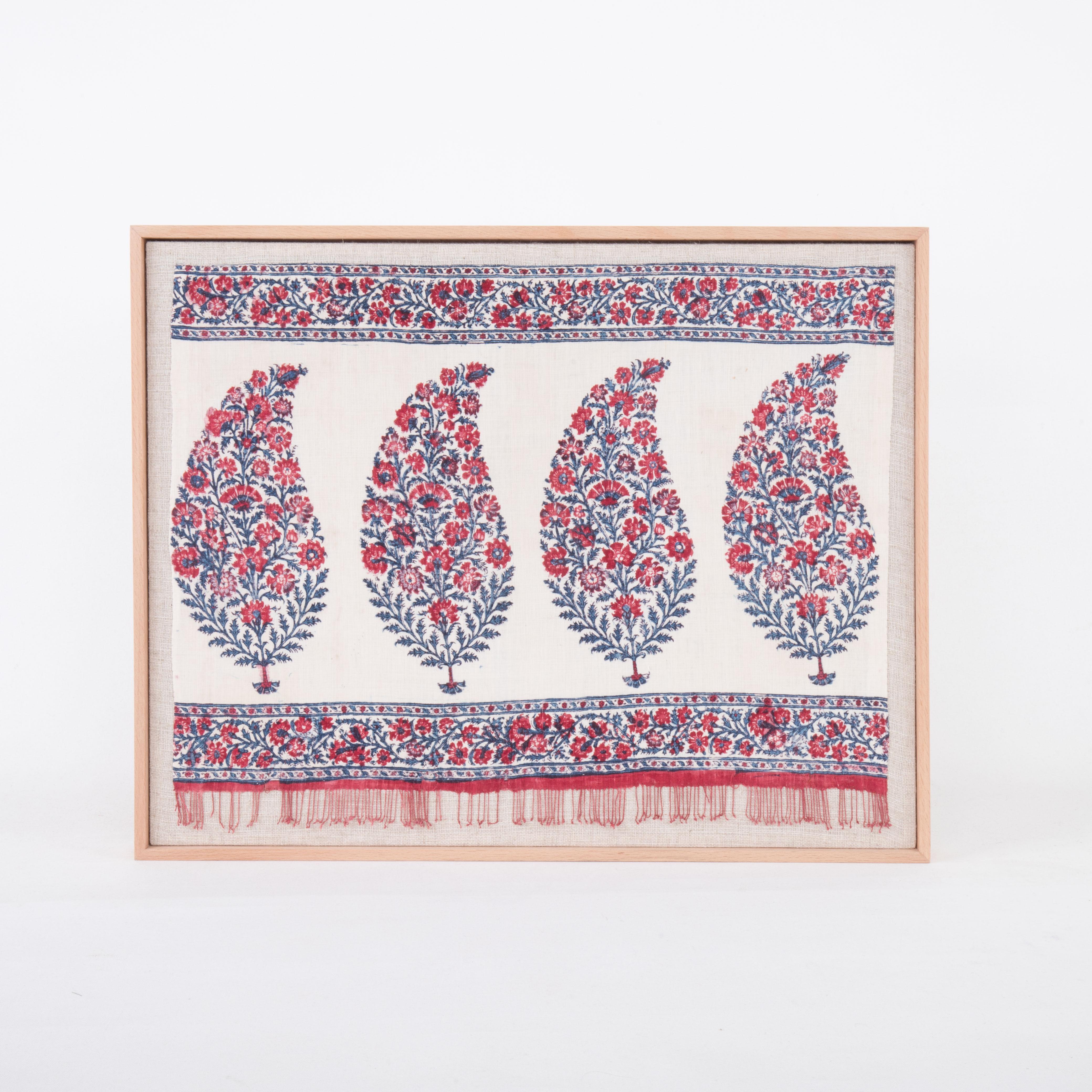 Le fragment a d'abord été soutenu à la main sur une toile de lin, puis tendu sur un châssis en bois et terminé par un cadre en bois.
A.C.I.C., Inde
Prêt à être accroché au mur.

L'article encadré ci-dessus a été fabriqué à partir d'une broderie