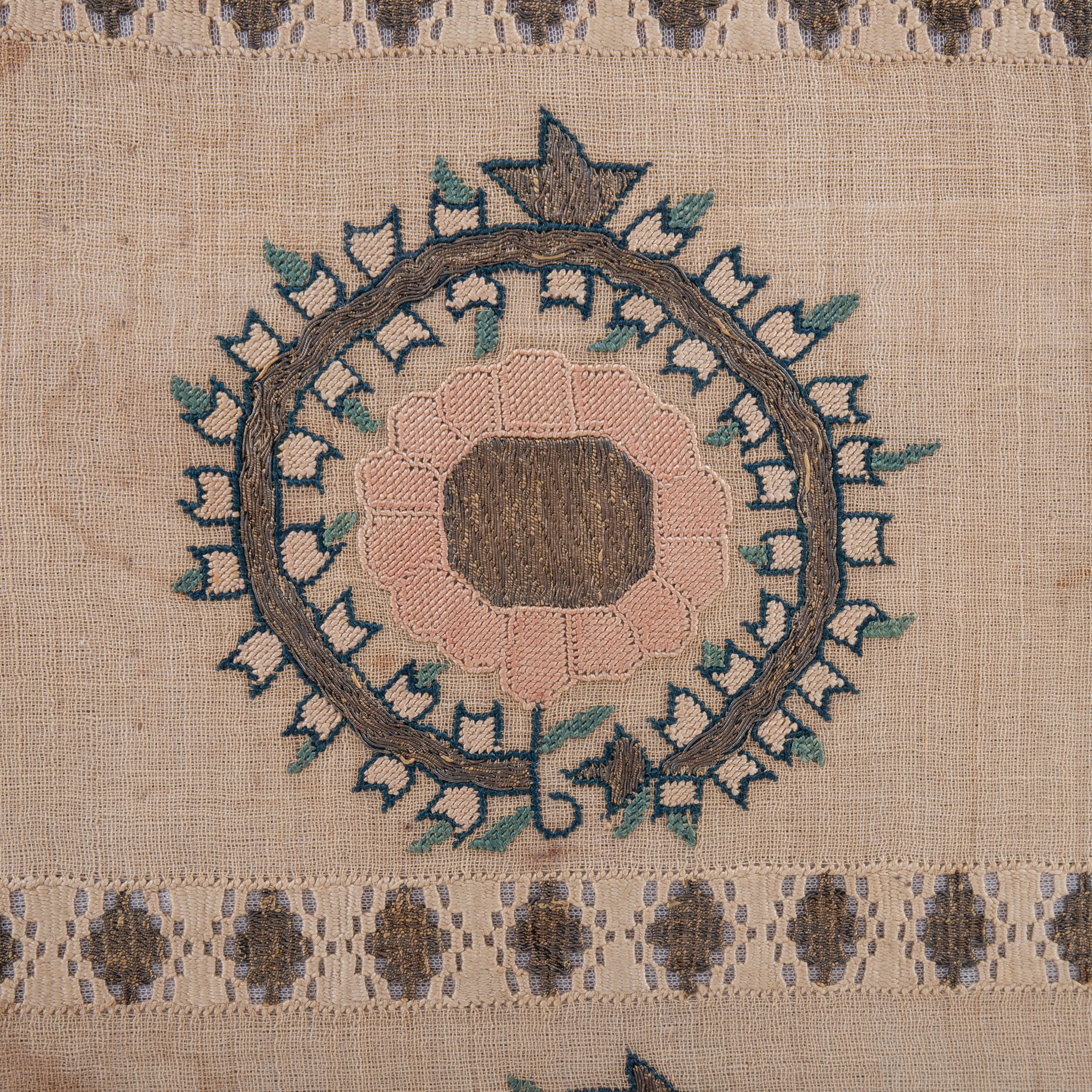 Frammento di ricamo ottomano antico incorniciato, XIX sec. In condizioni discrete a Istanbul, TR