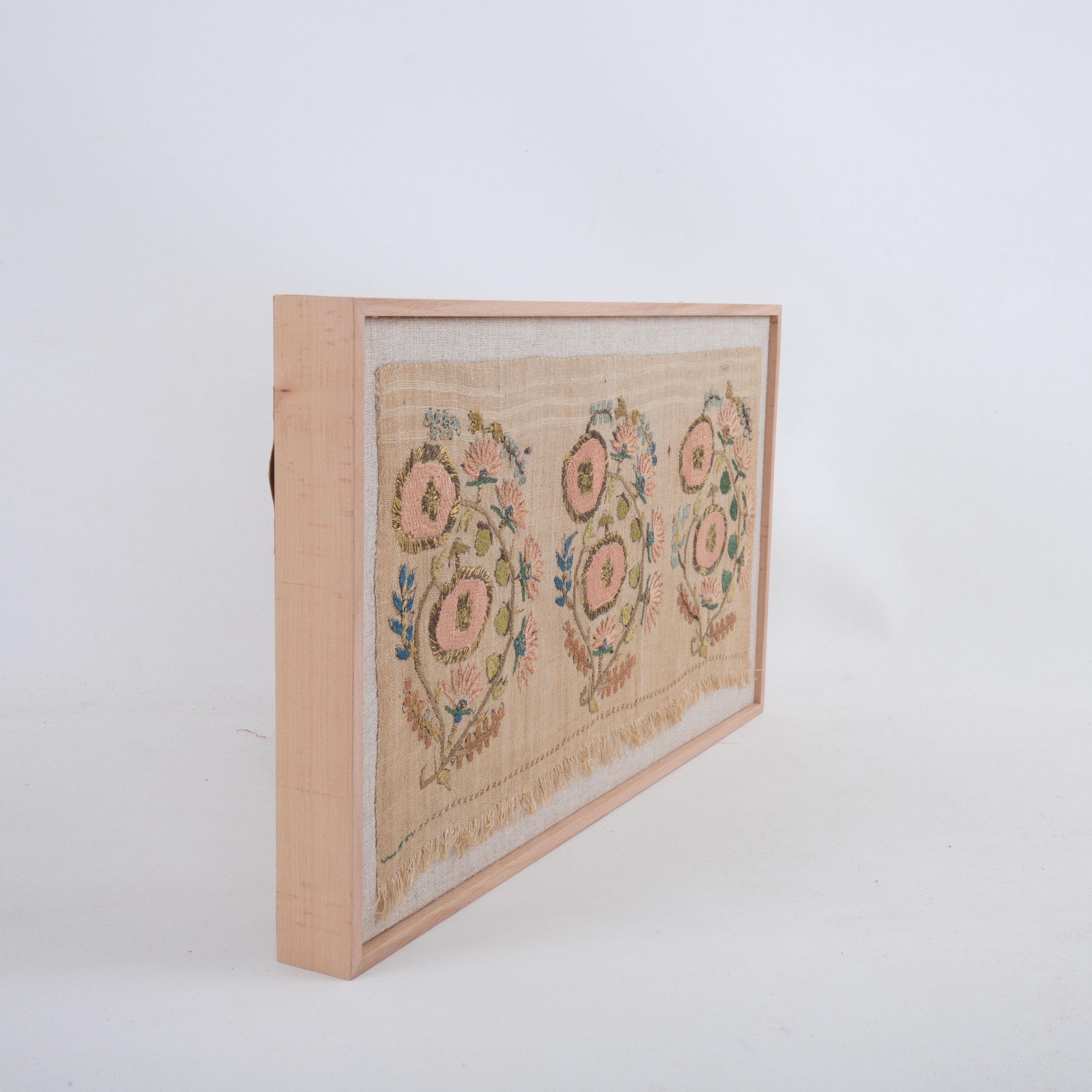 Frammento di ricamo ottomano antico incorniciato, XIX sec. In condizioni discrete a Istanbul, TR