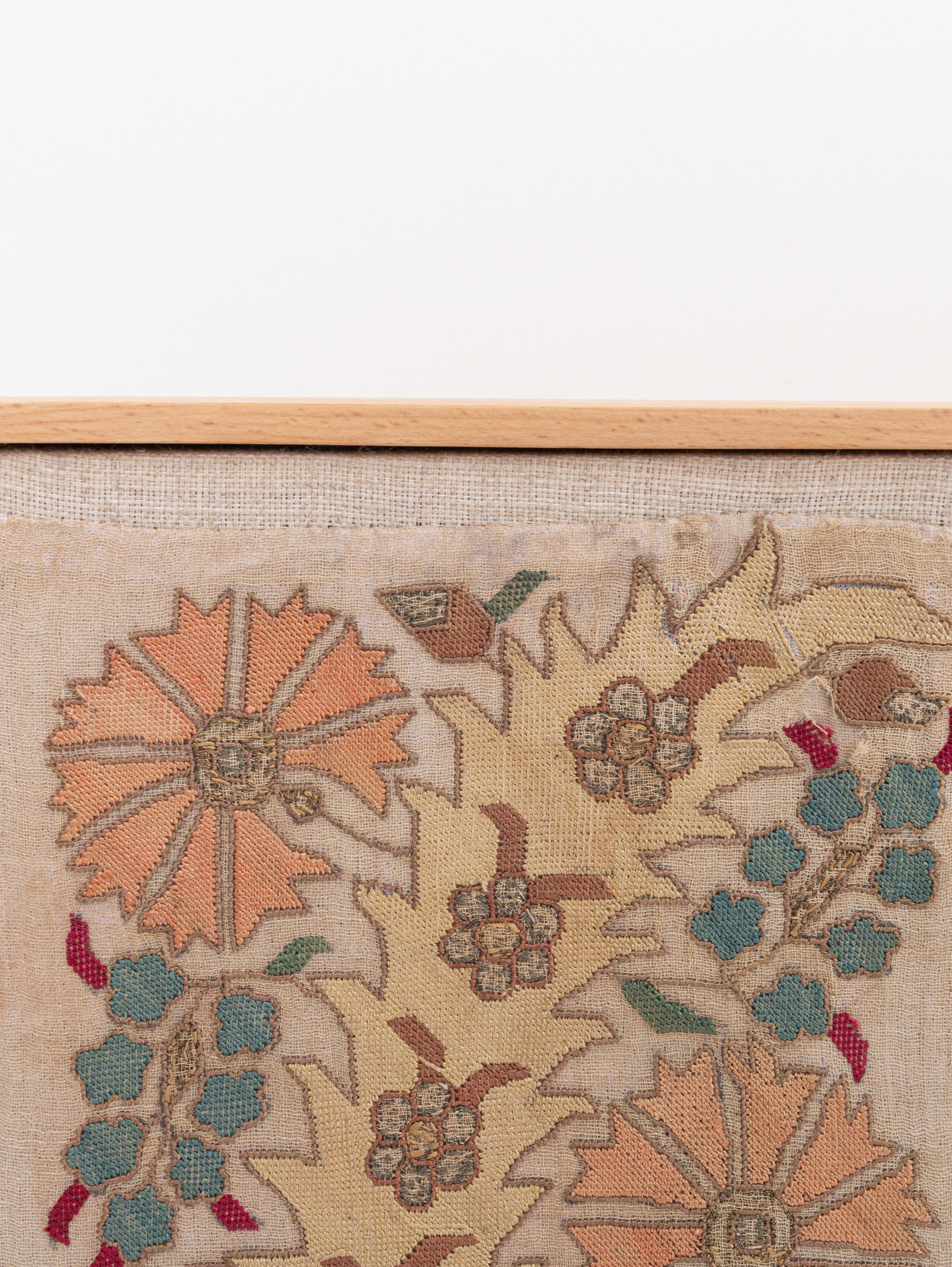 Artisanat Fragment de broderie ottomane ancienne encadrée, fin du 19e siècle. en vente