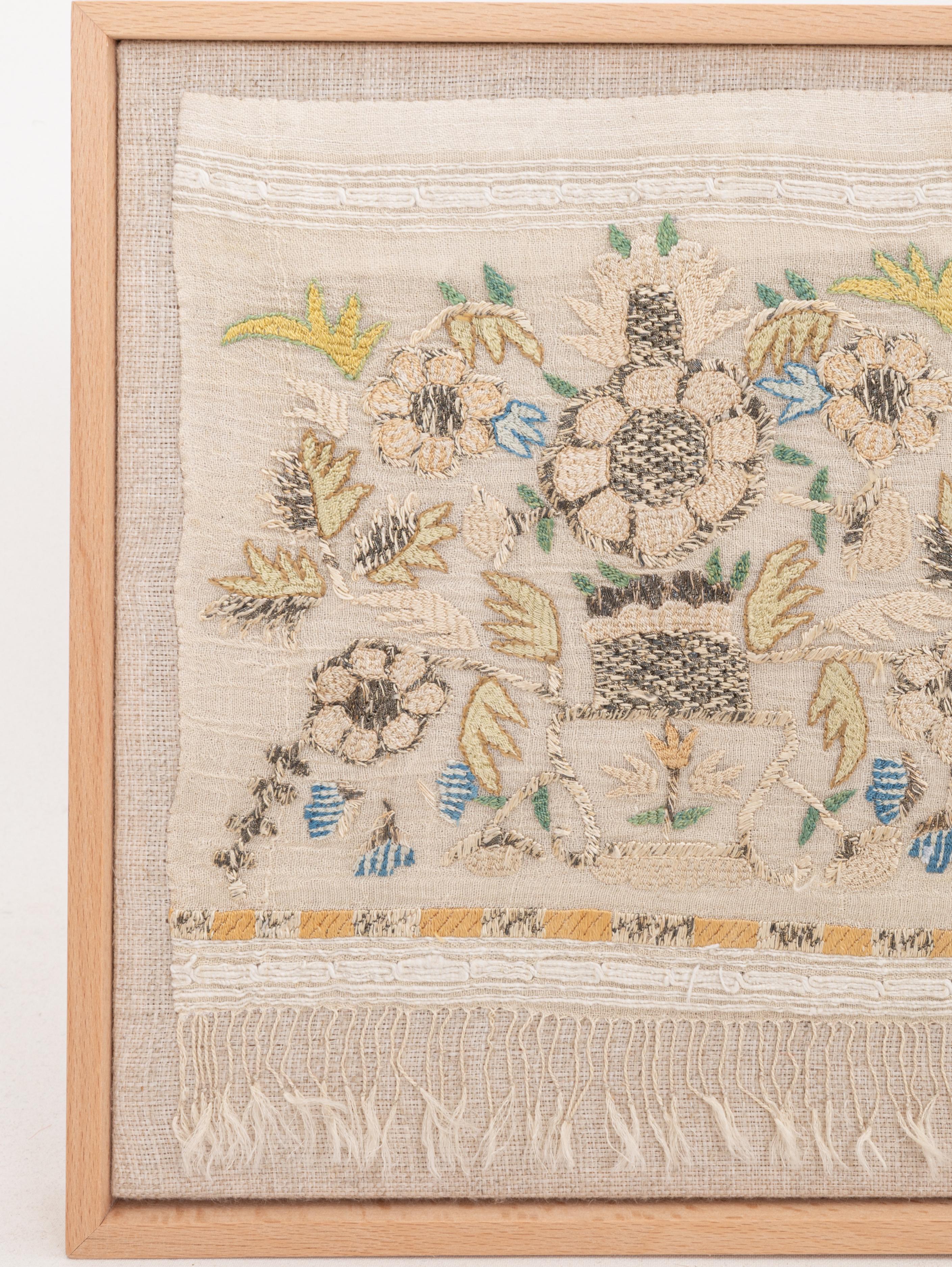 Artisanat Fragment de broderie ottomane ancienne encadrée, fin du 19e siècle. en vente