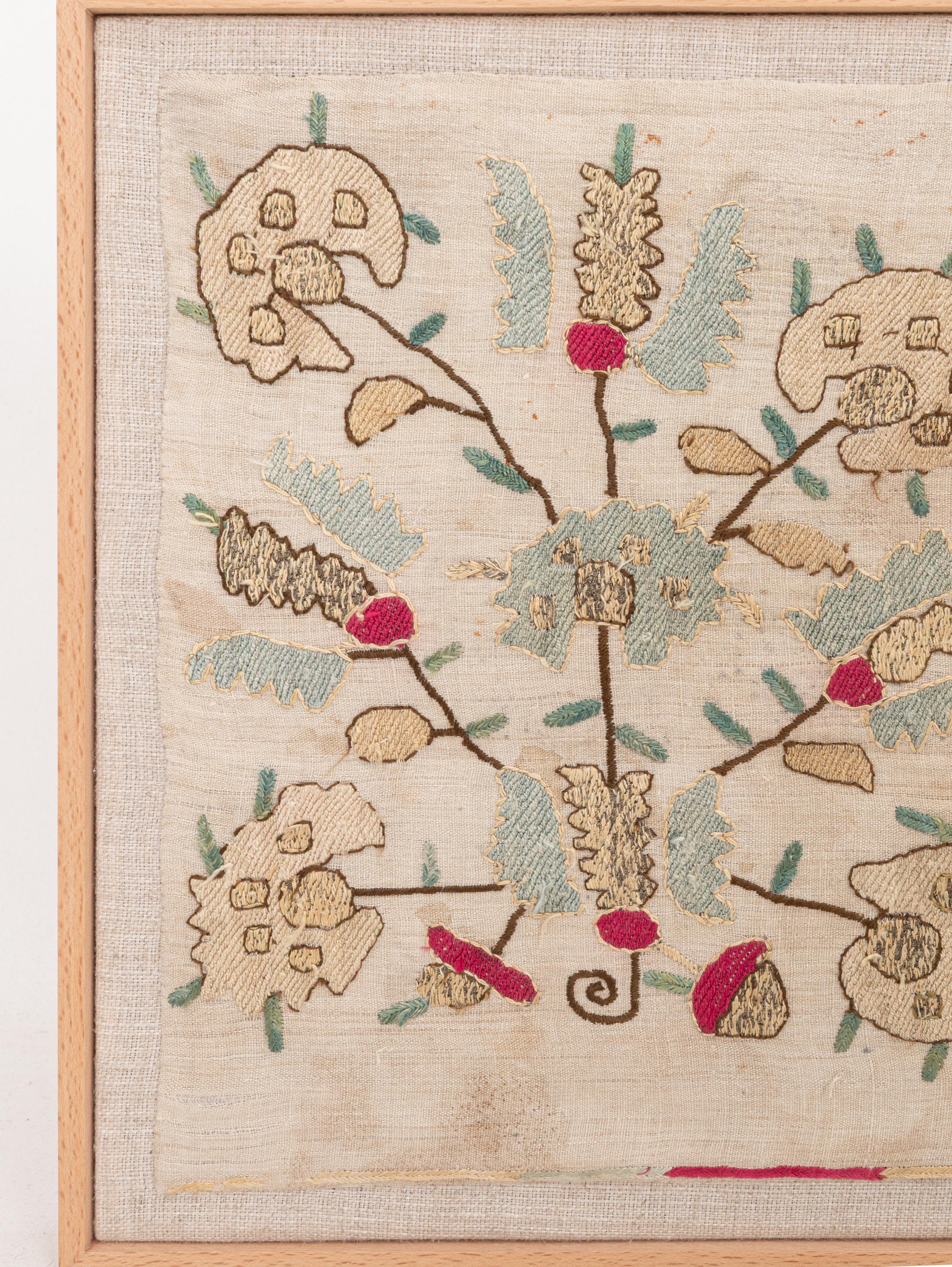 Artisanat Fragment de broderie ottomane ancienne encadrée, fin du 19e siècle. en vente