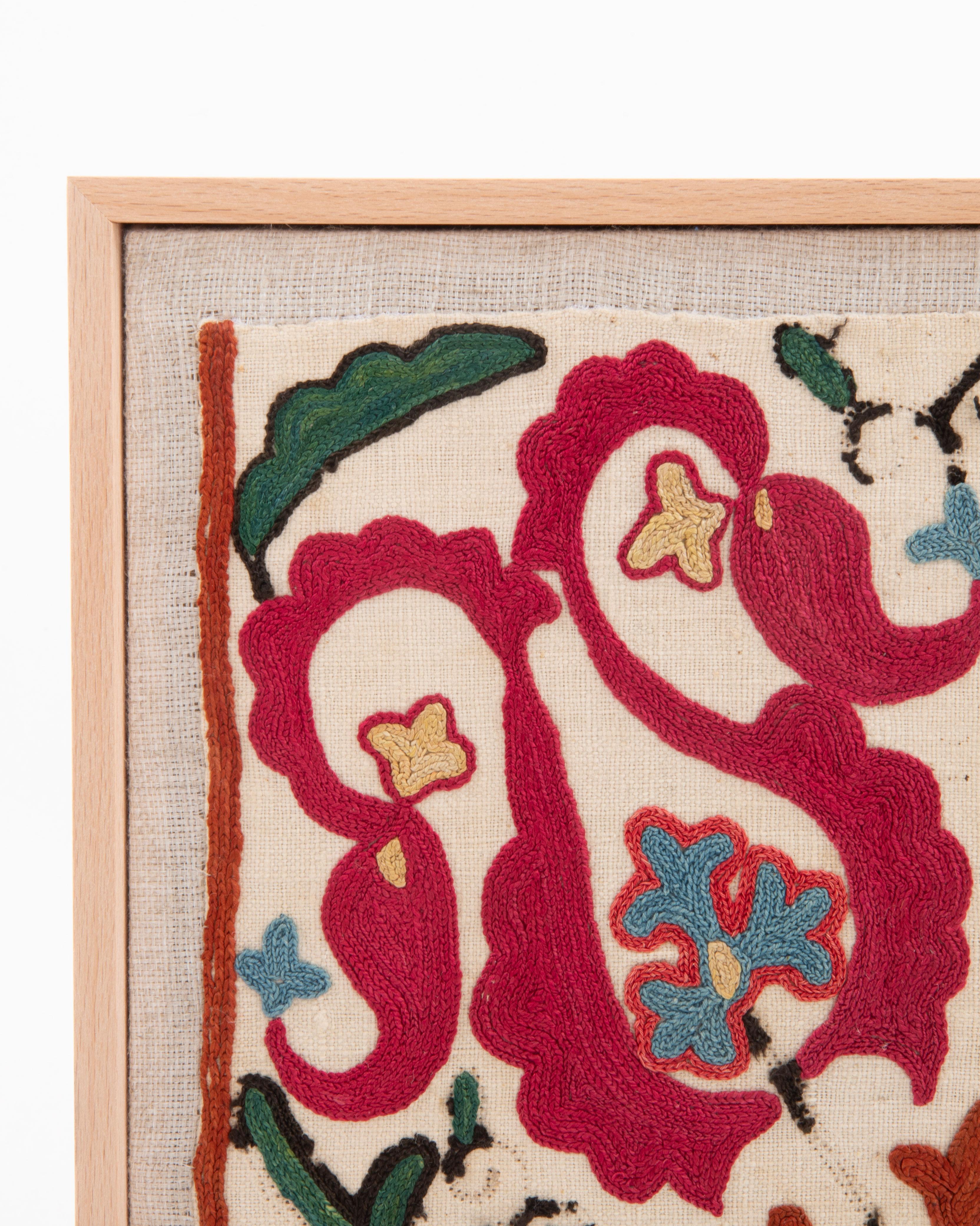 Suzani Fragment de broderie ottomane ancienne encadrée, fin du 19e siècle. en vente