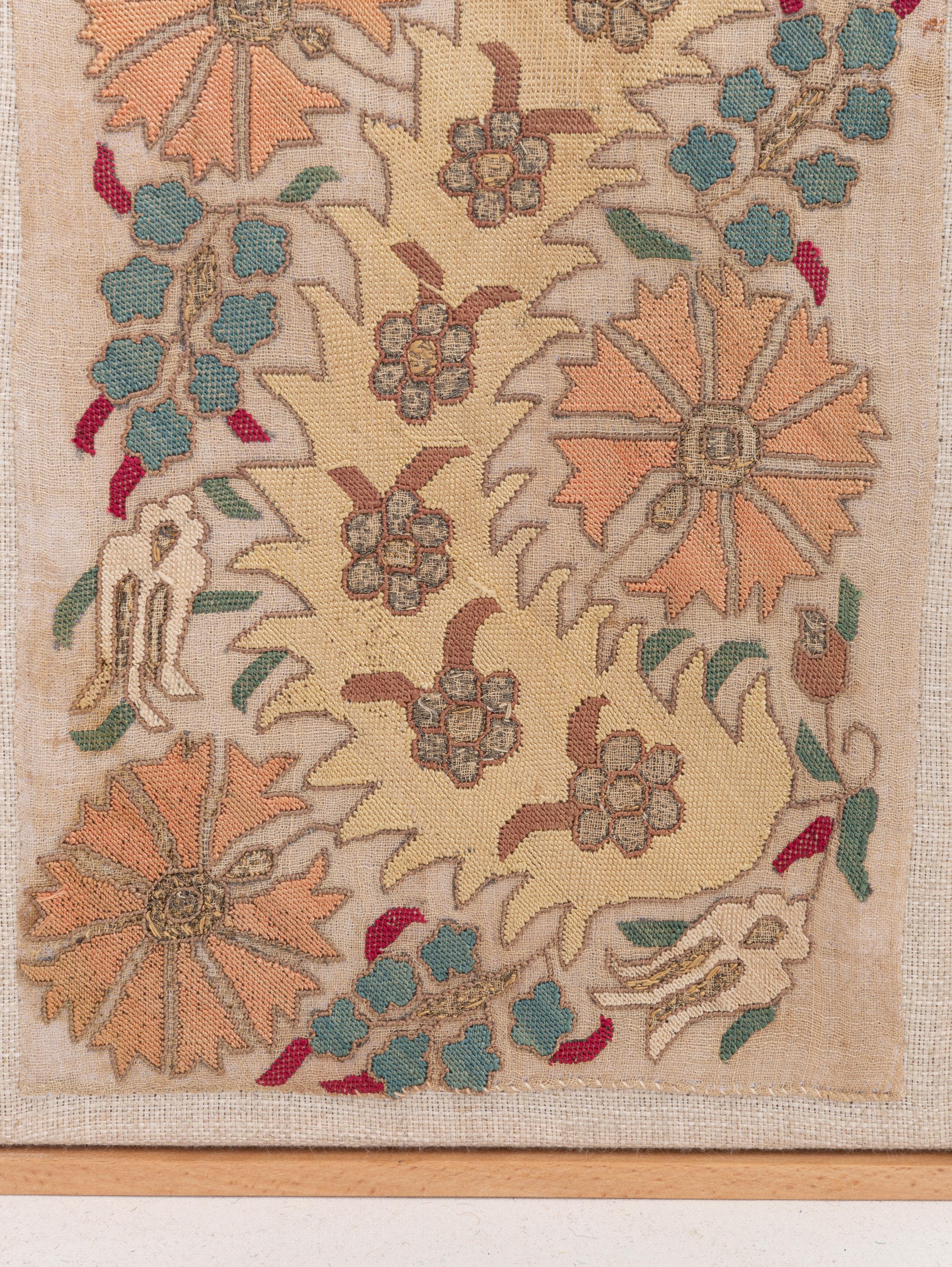 Turc Fragment de broderie ottomane ancienne encadrée, fin du 19e siècle. en vente