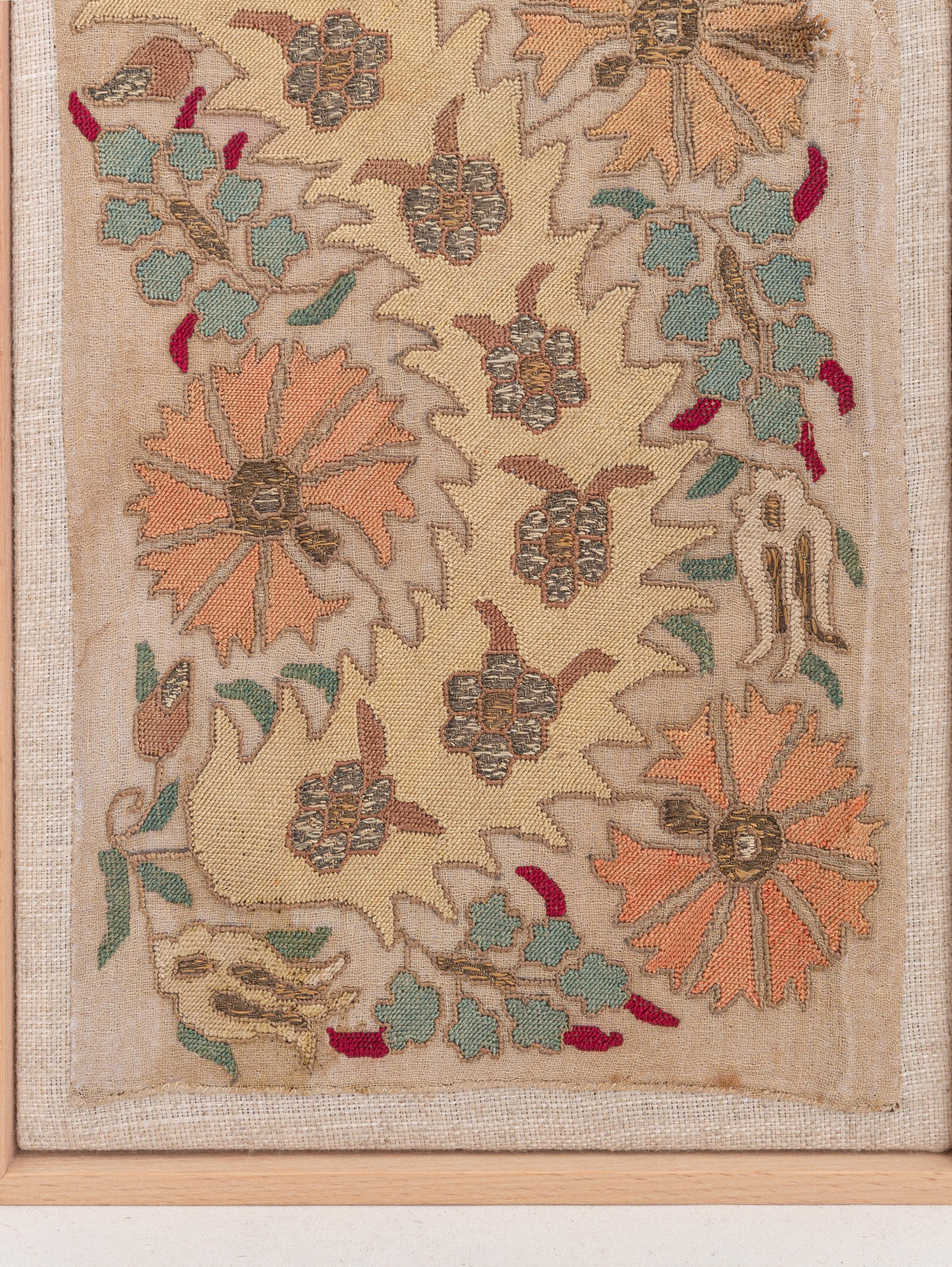 Turc Fragment de broderie ottomane ancienne encadrée, fin du 19e siècle. en vente