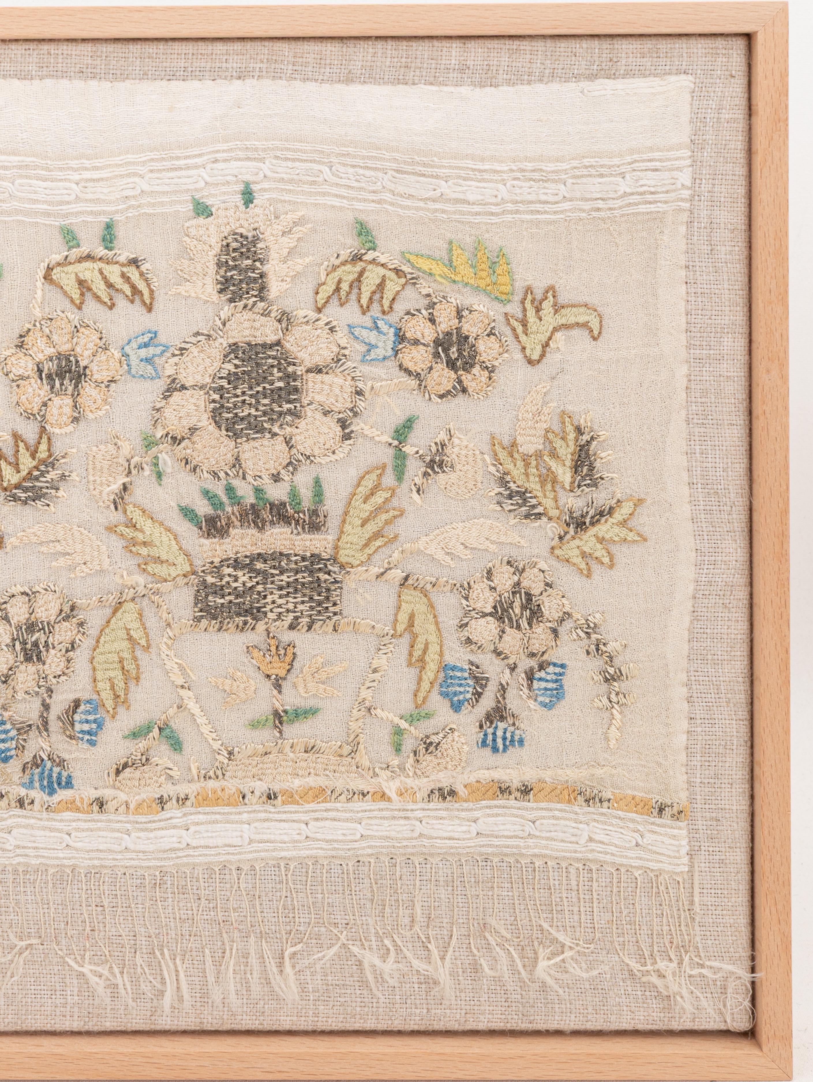 Turc Fragment de broderie ottomane ancienne encadrée, fin du 19e siècle. en vente