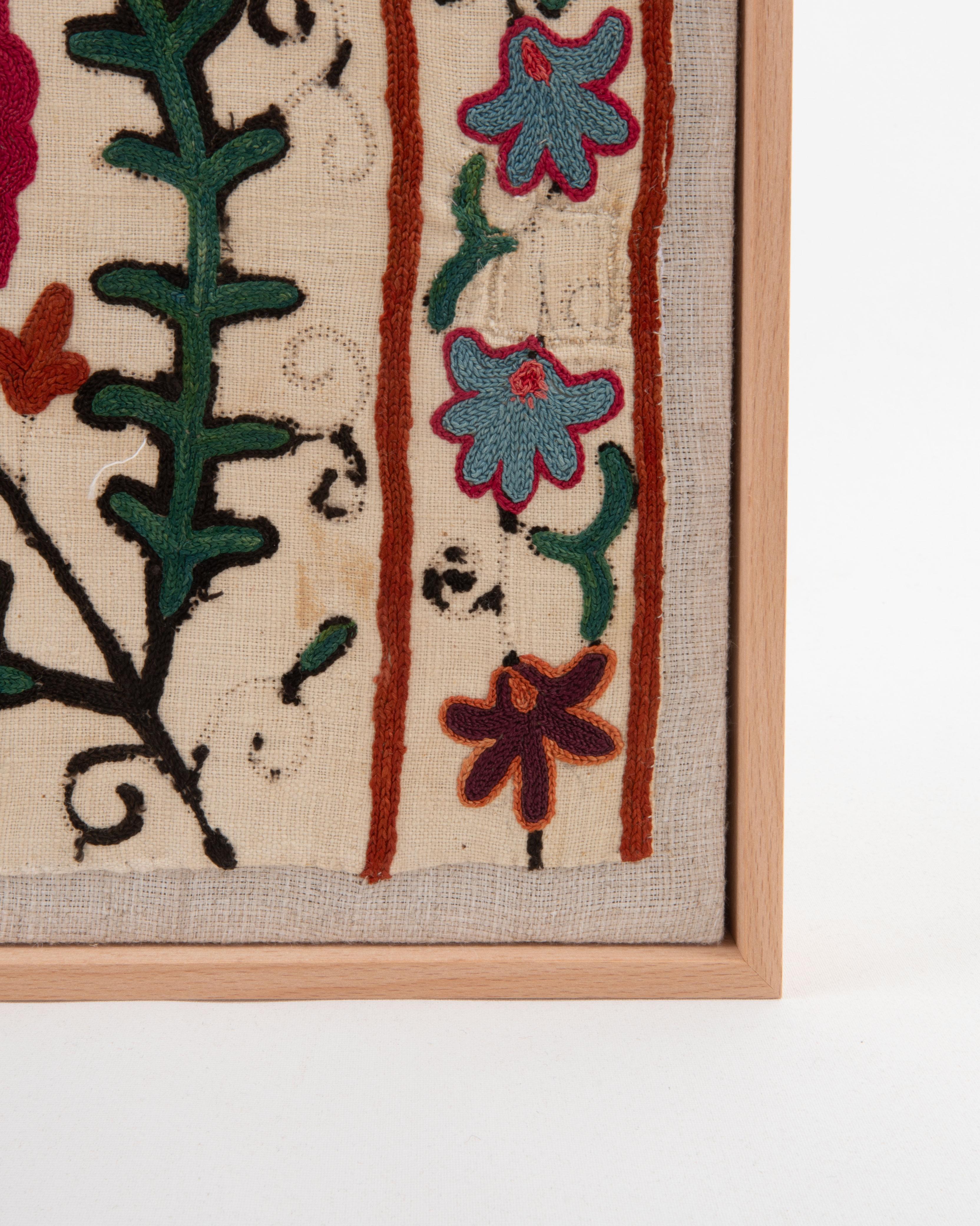 Ouzbek Fragment de broderie ottomane ancienne encadrée, fin du 19e siècle. en vente