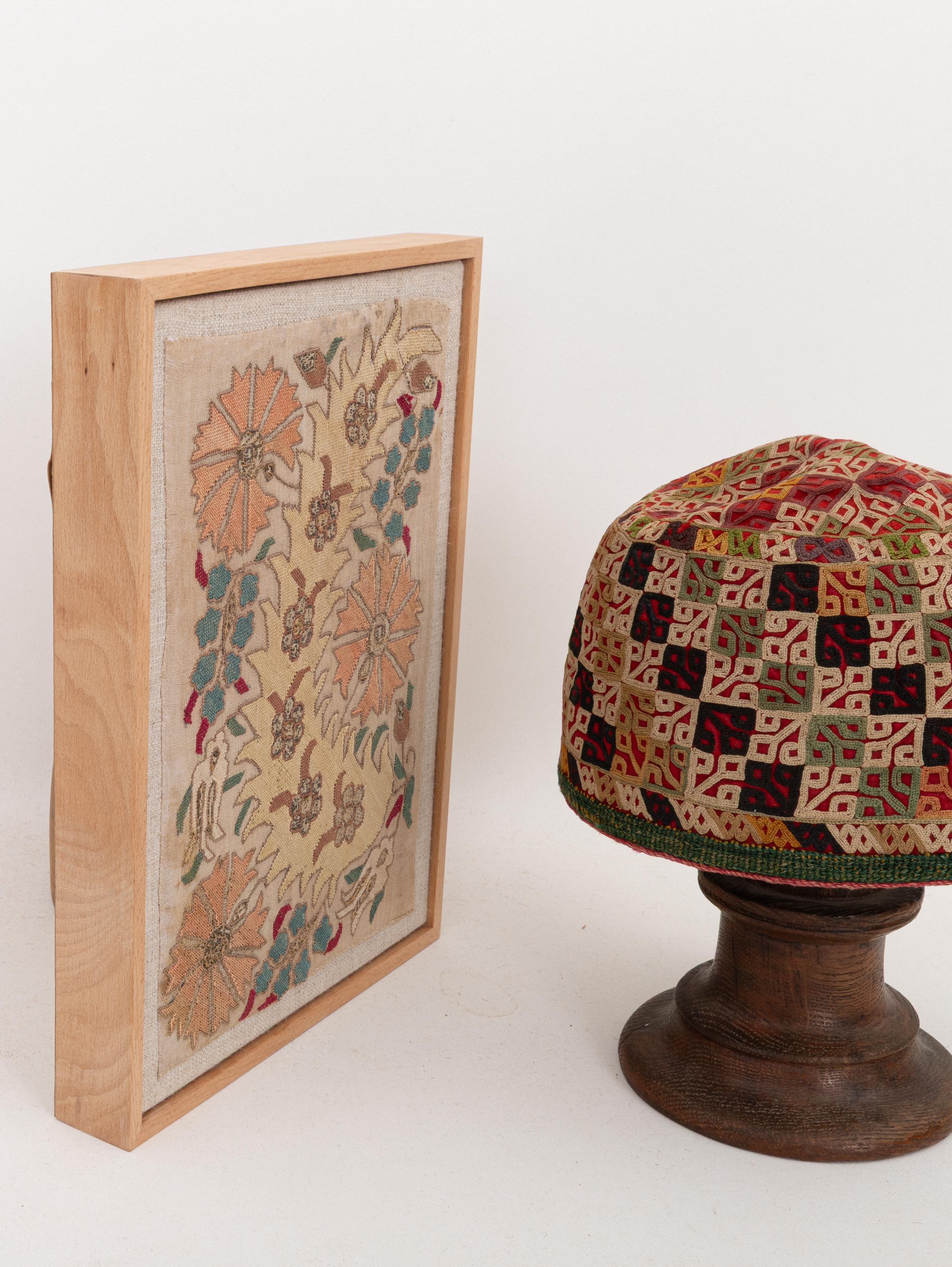 Brodé Fragment de broderie ottomane ancienne encadrée, fin du 19e siècle. en vente