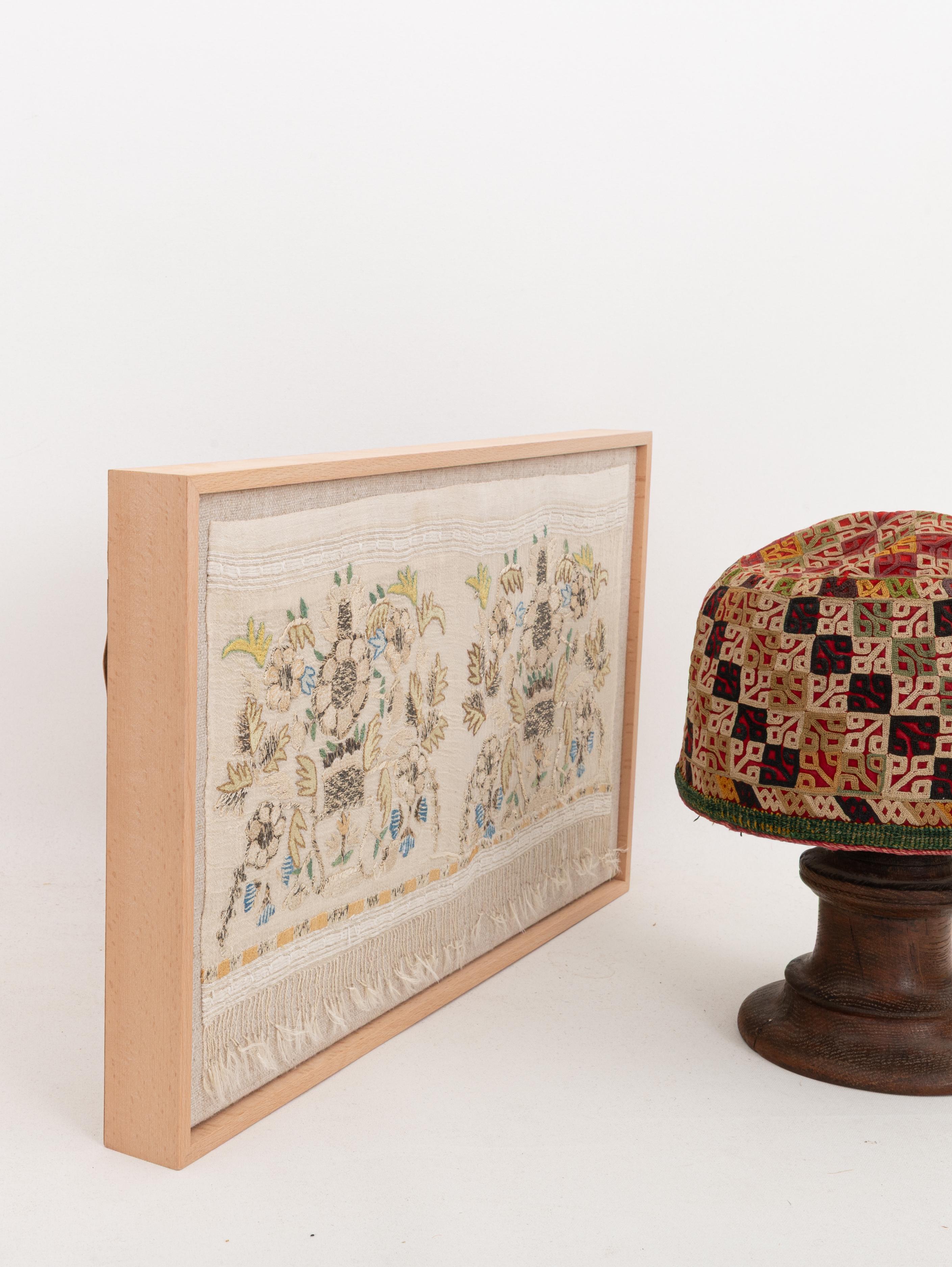 Brodé Fragment de broderie ottomane ancienne encadrée, fin du 19e siècle. en vente