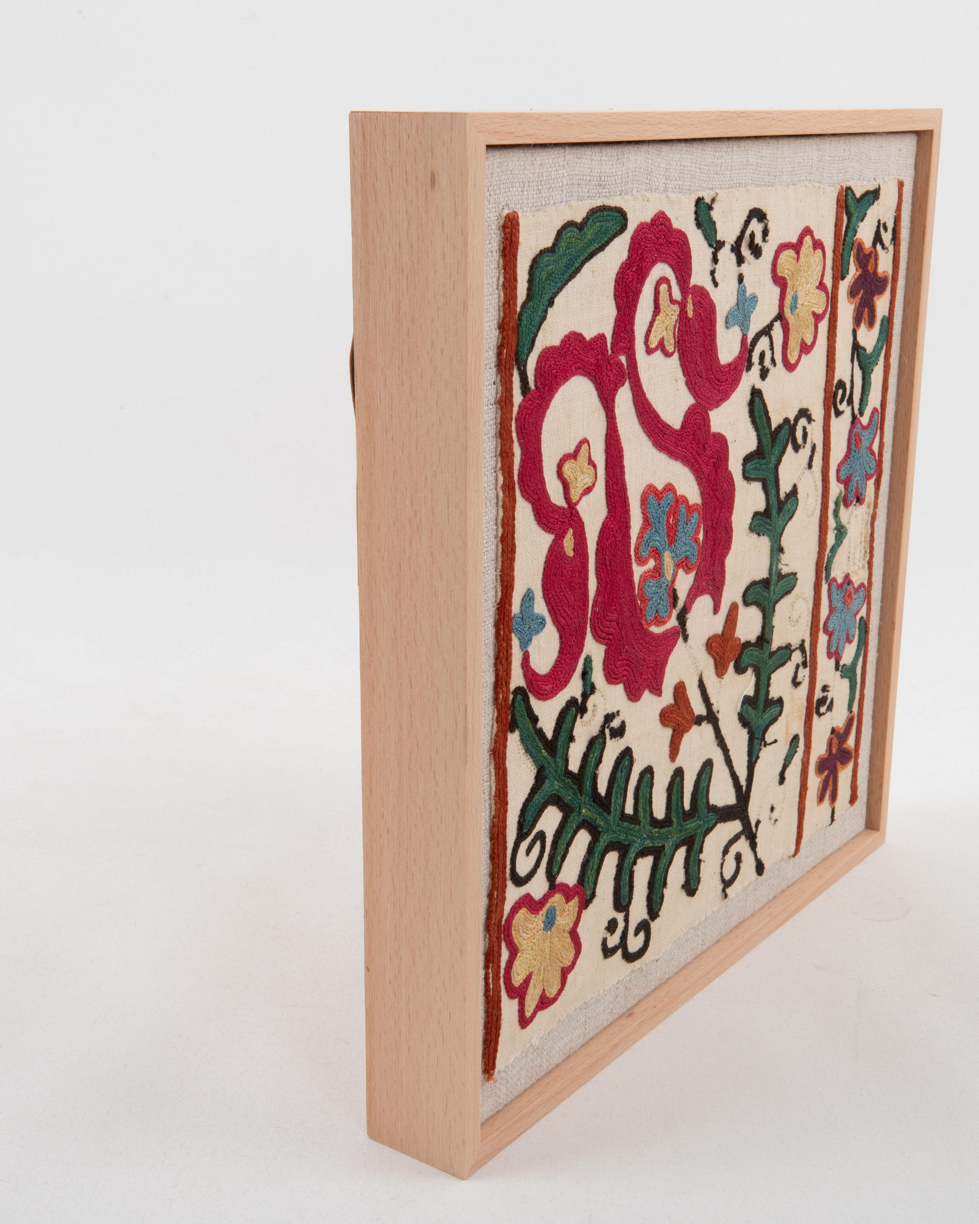 Brodé Fragment de broderie ottomane ancienne encadrée, fin du 19e siècle. en vente