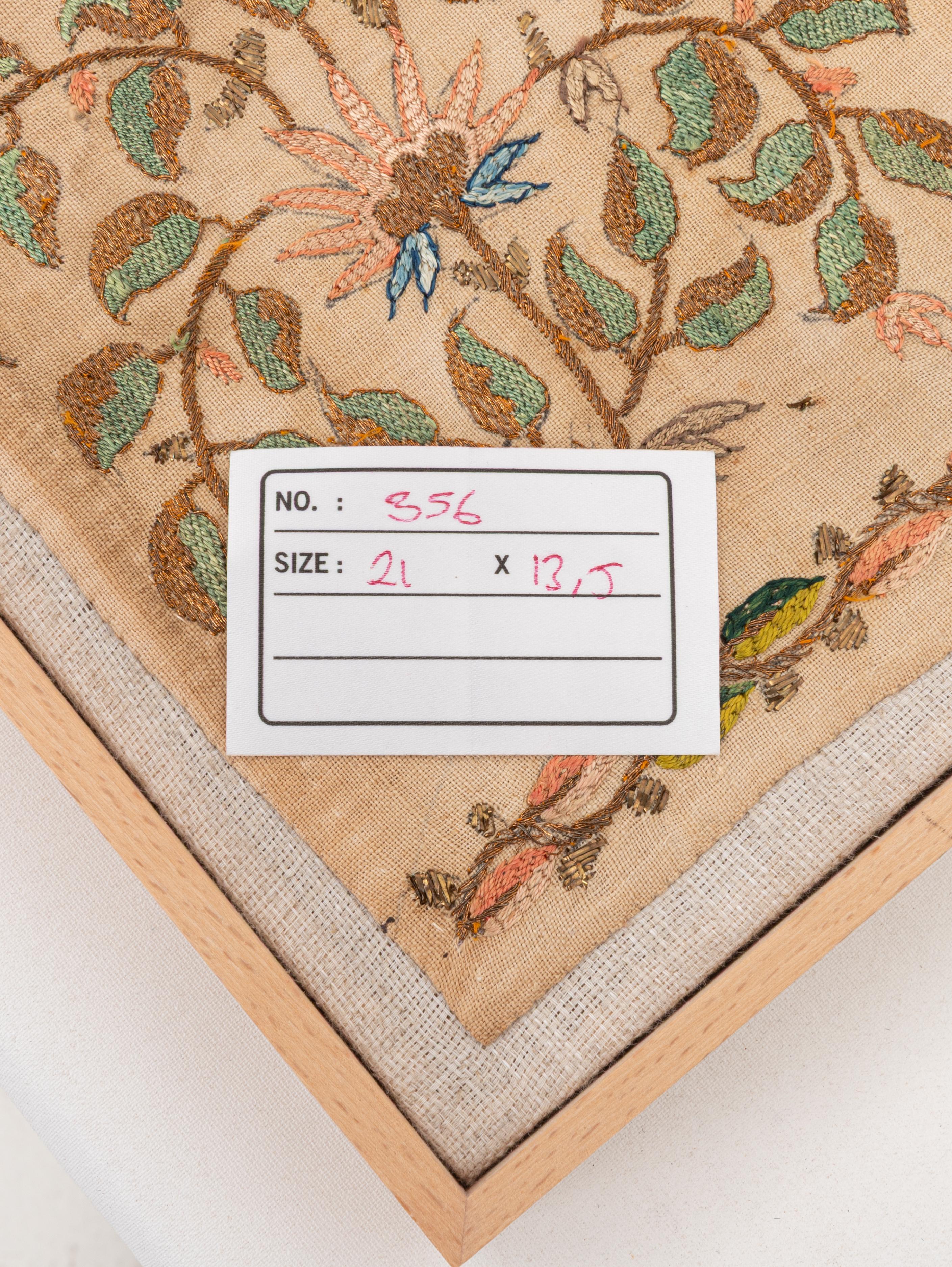 Gerahmtes antikes osmanisches Stickereifragment, spätes 19. Jahrhundert. (Seide) im Angebot