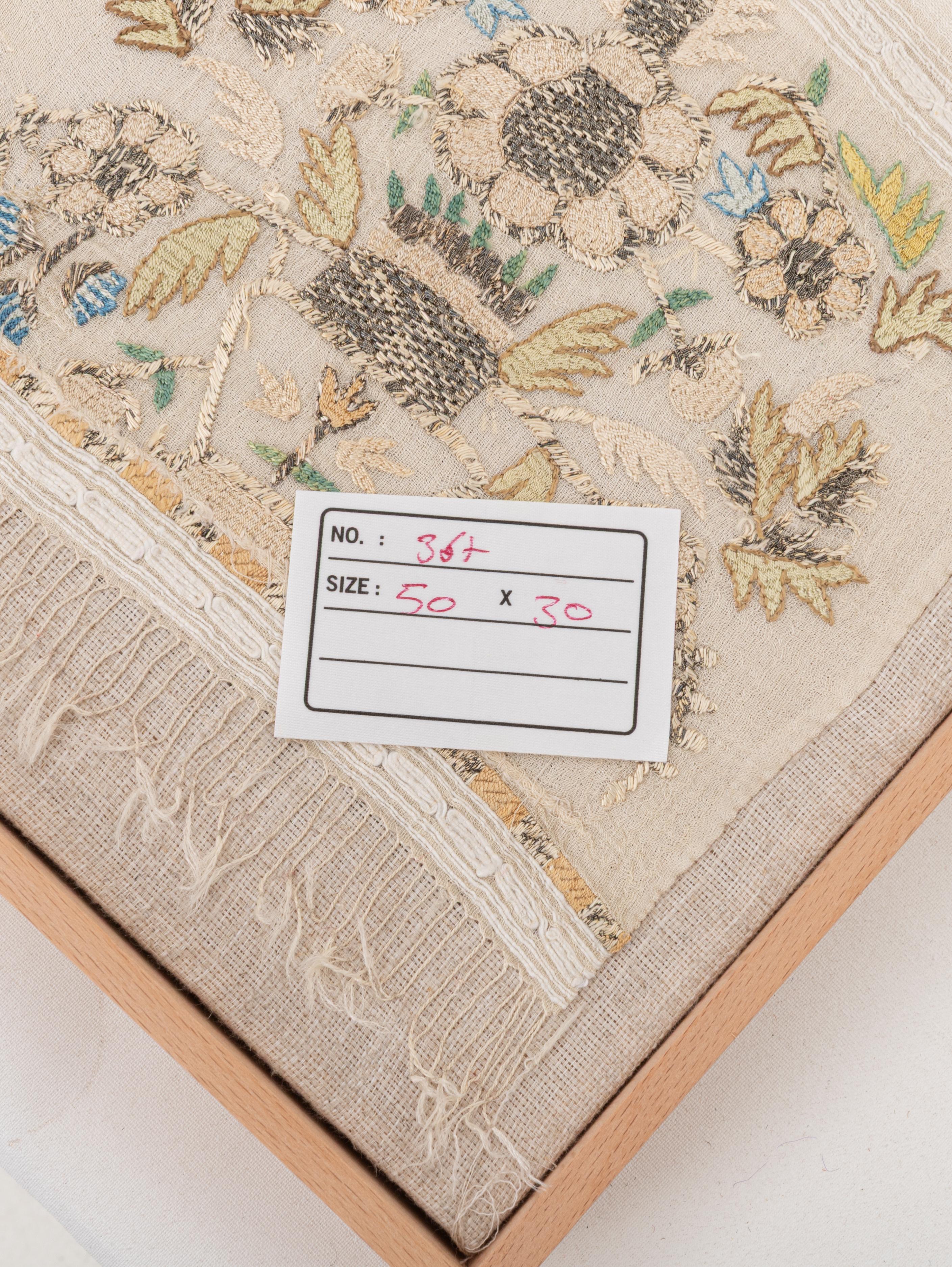XIXe siècle Fragment de broderie ottomane ancienne encadrée, fin du 19e siècle. en vente
