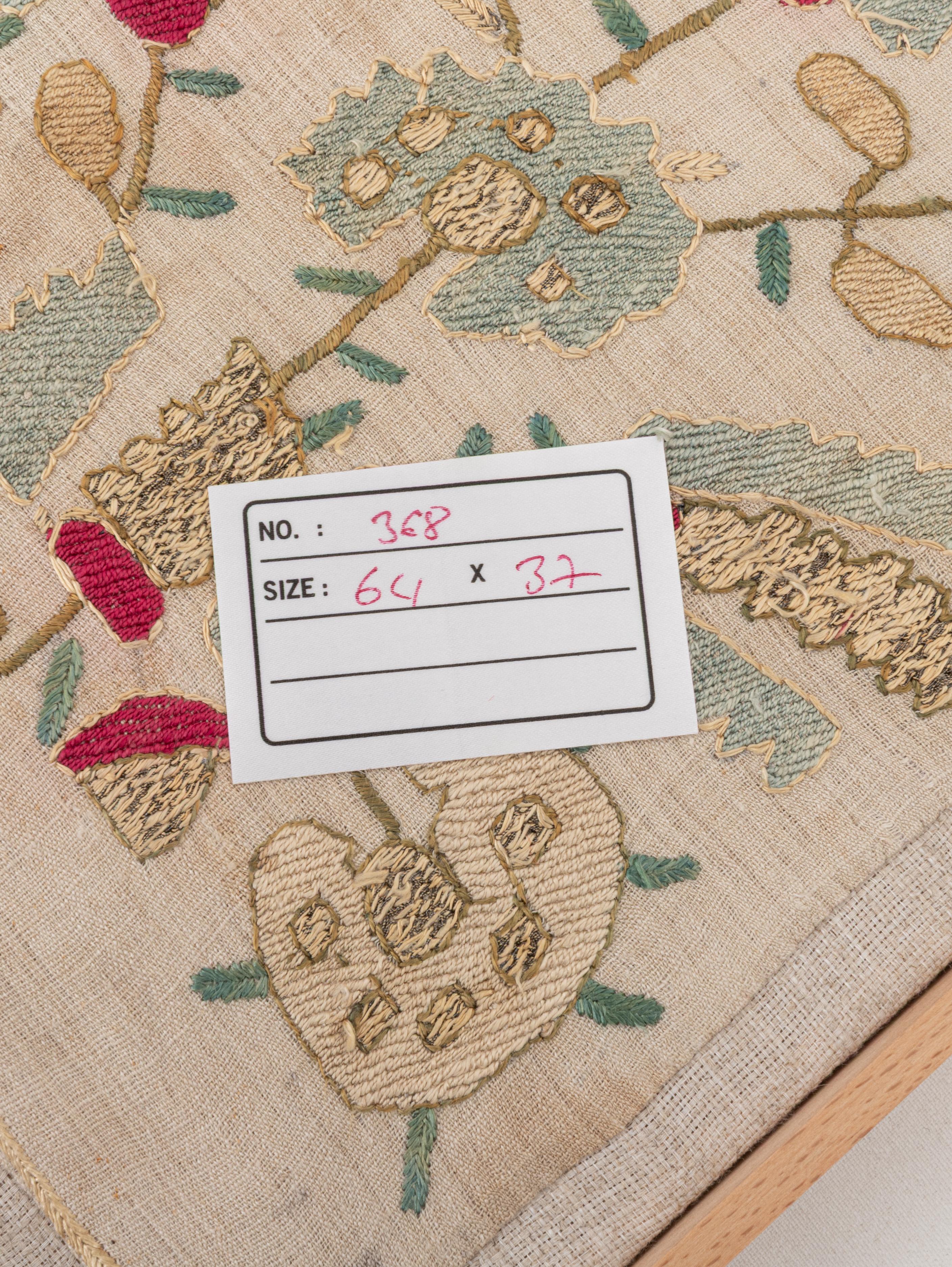 XIXe siècle Fragment de broderie ottomane ancienne encadrée, fin du 19e siècle. en vente