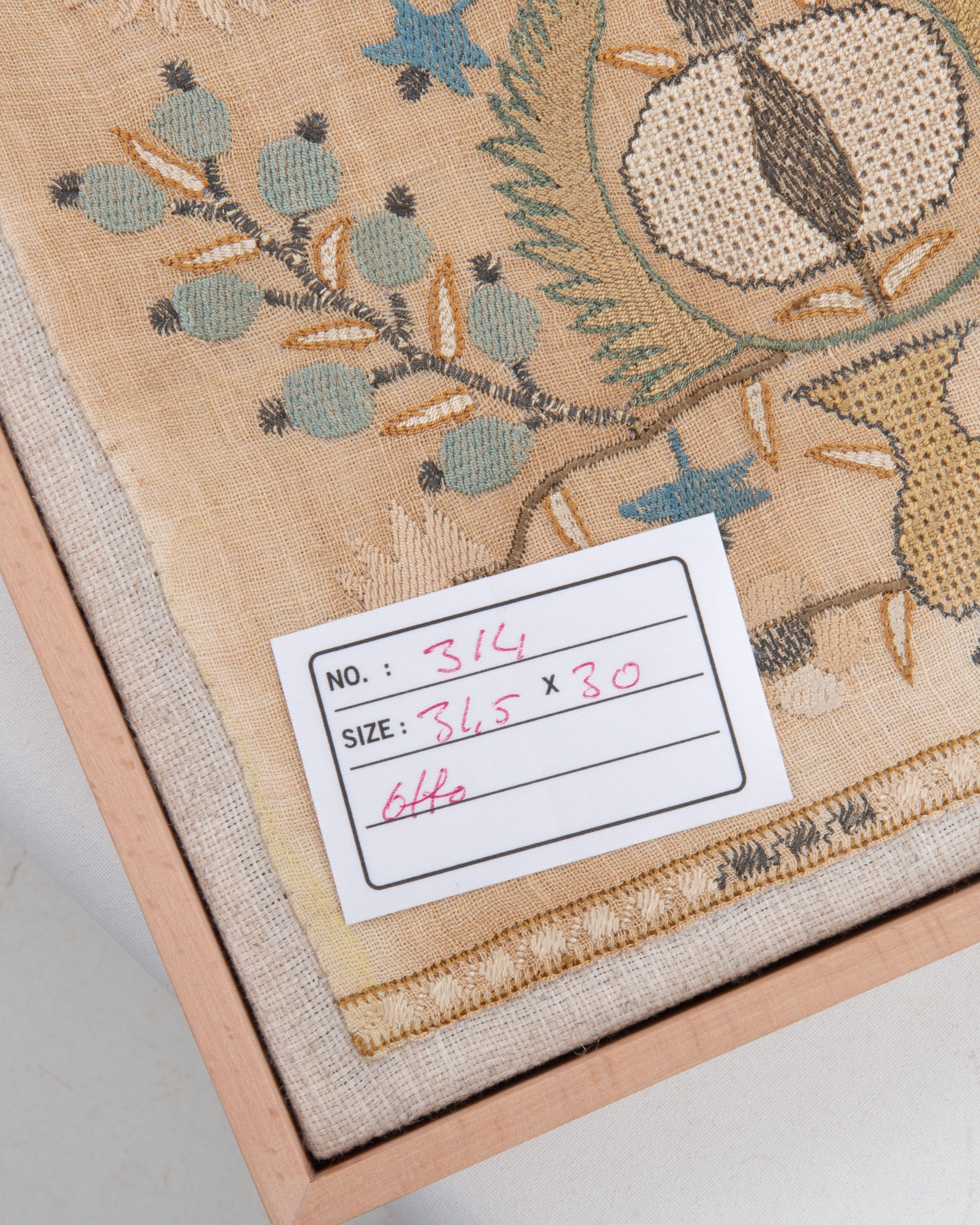 XIXe siècle Fragment de broderie ottomane / Greet encadré, Turquie en vente