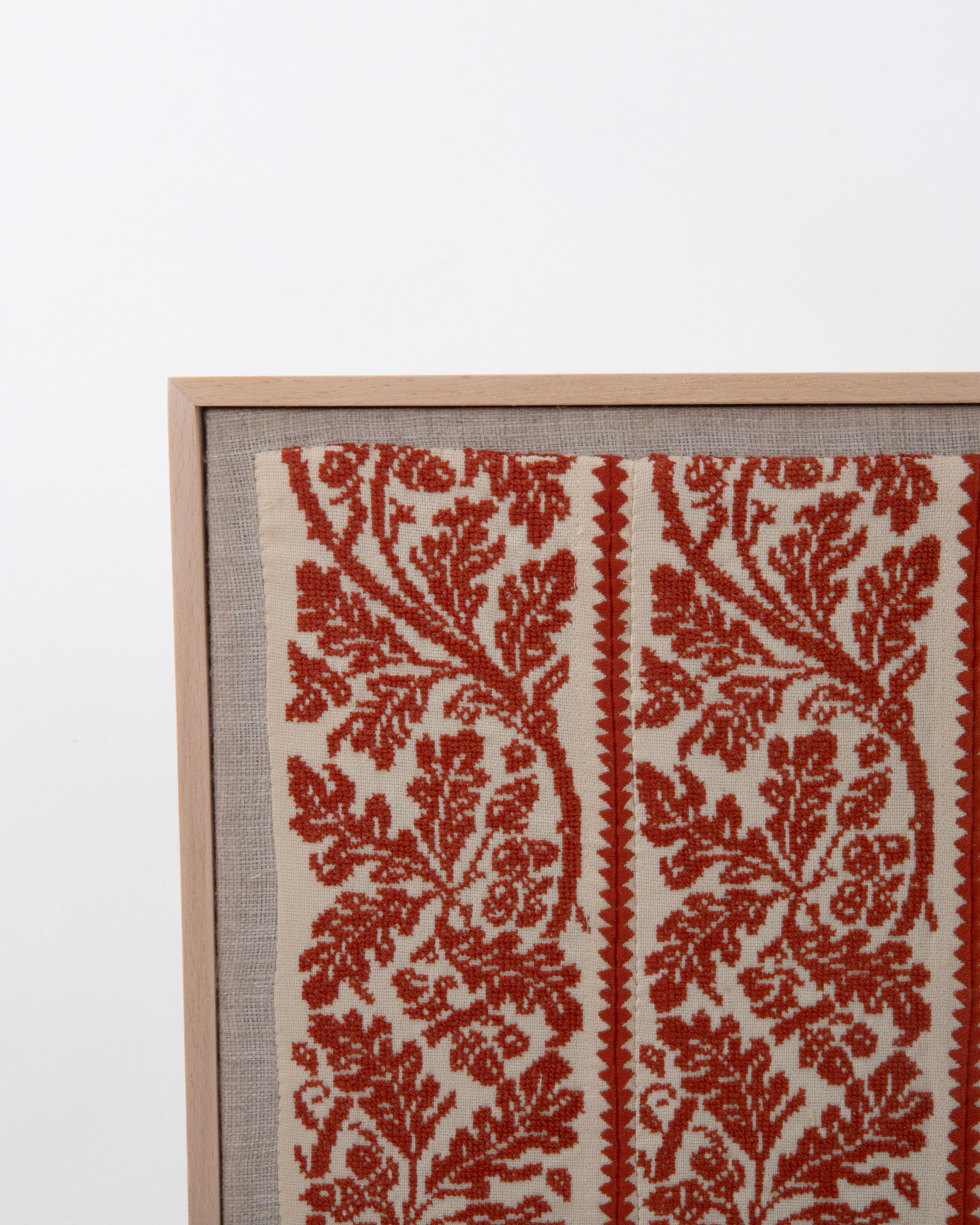 Artisanat Fragment de broderie palestinienne ancienne encadrée, début du 20e siècle. en vente