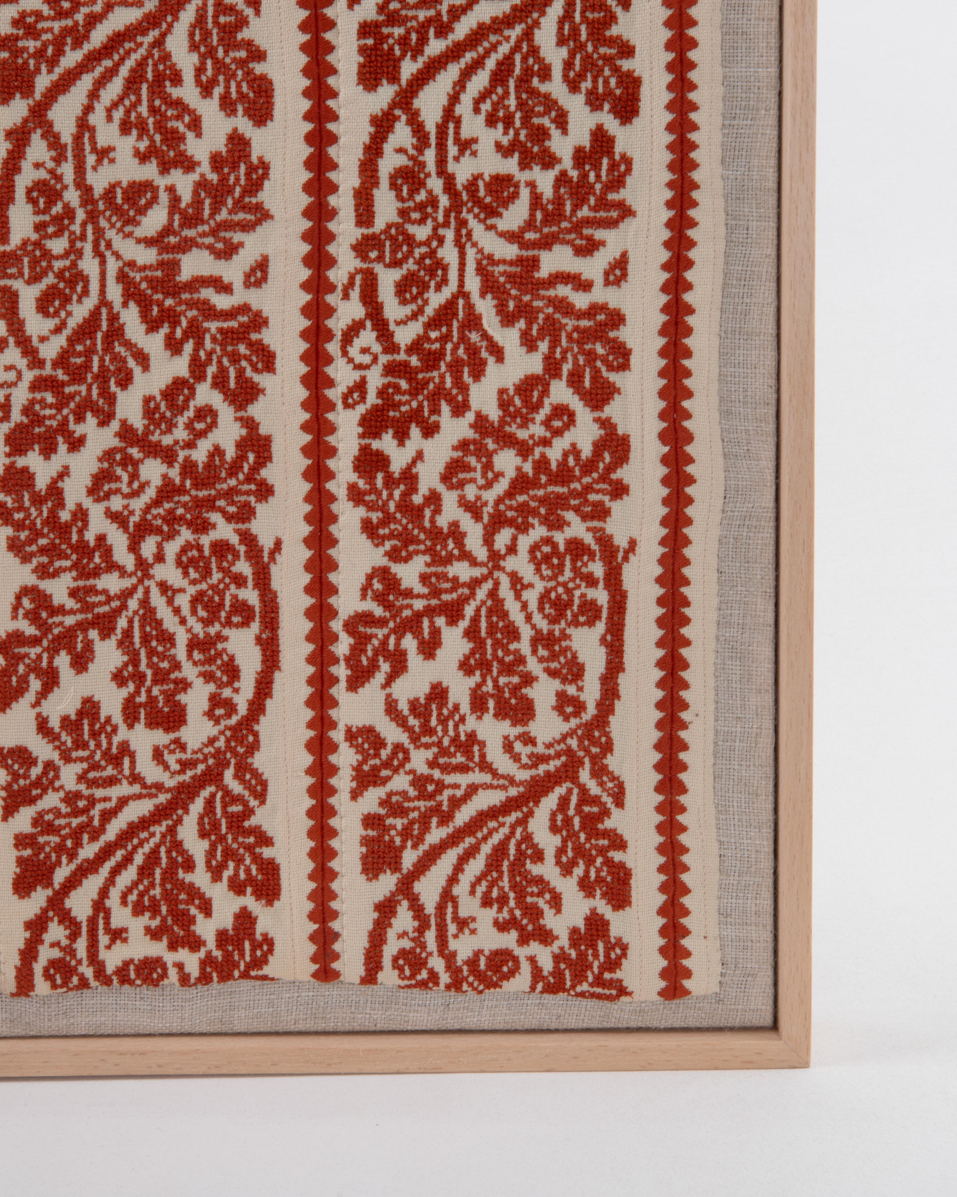 Palestinien Fragment de broderie palestinienne ancienne encadrée, début du 20e siècle. en vente