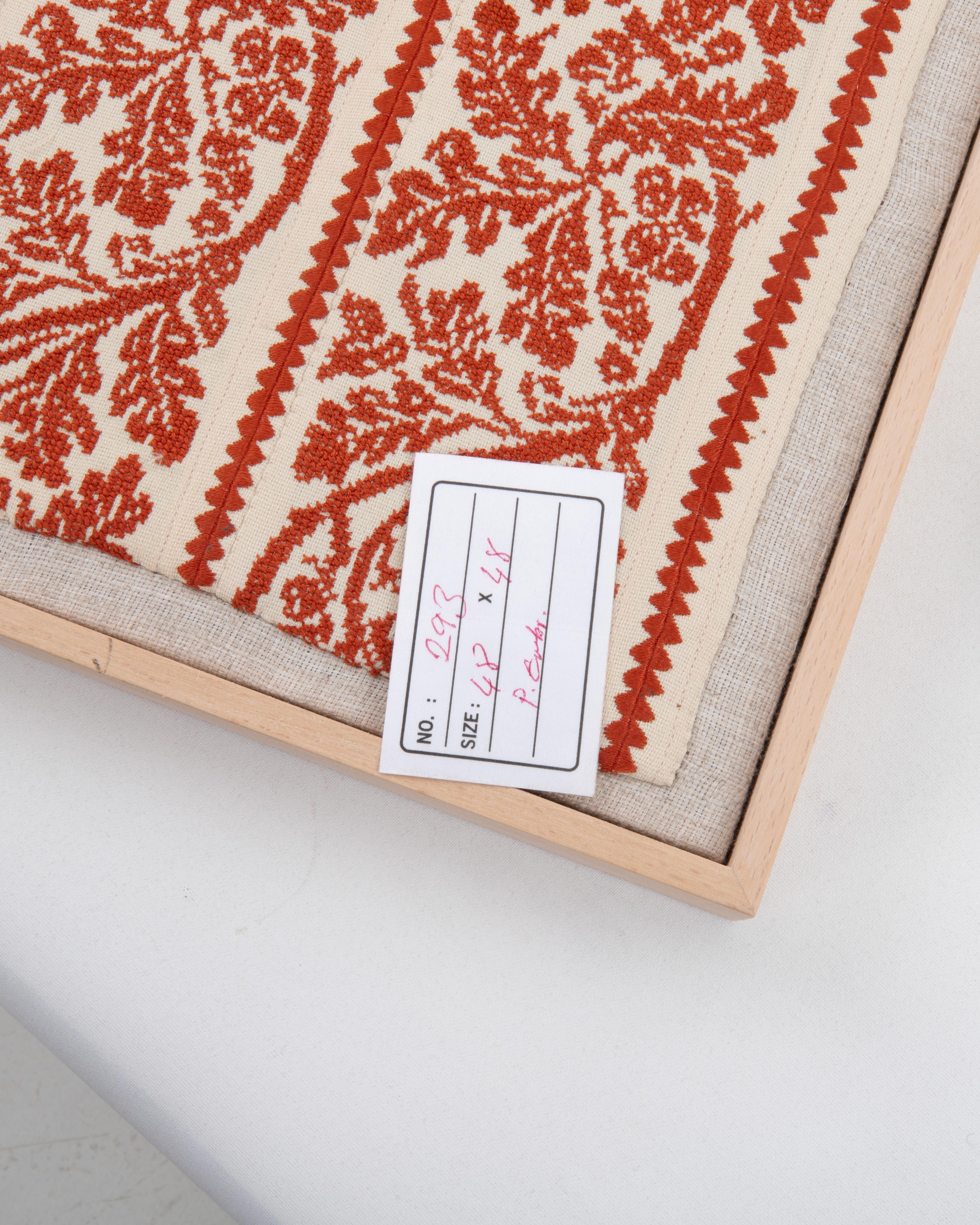 20ième siècle Fragment de broderie palestinienne ancienne encadrée, début du 20e siècle. en vente