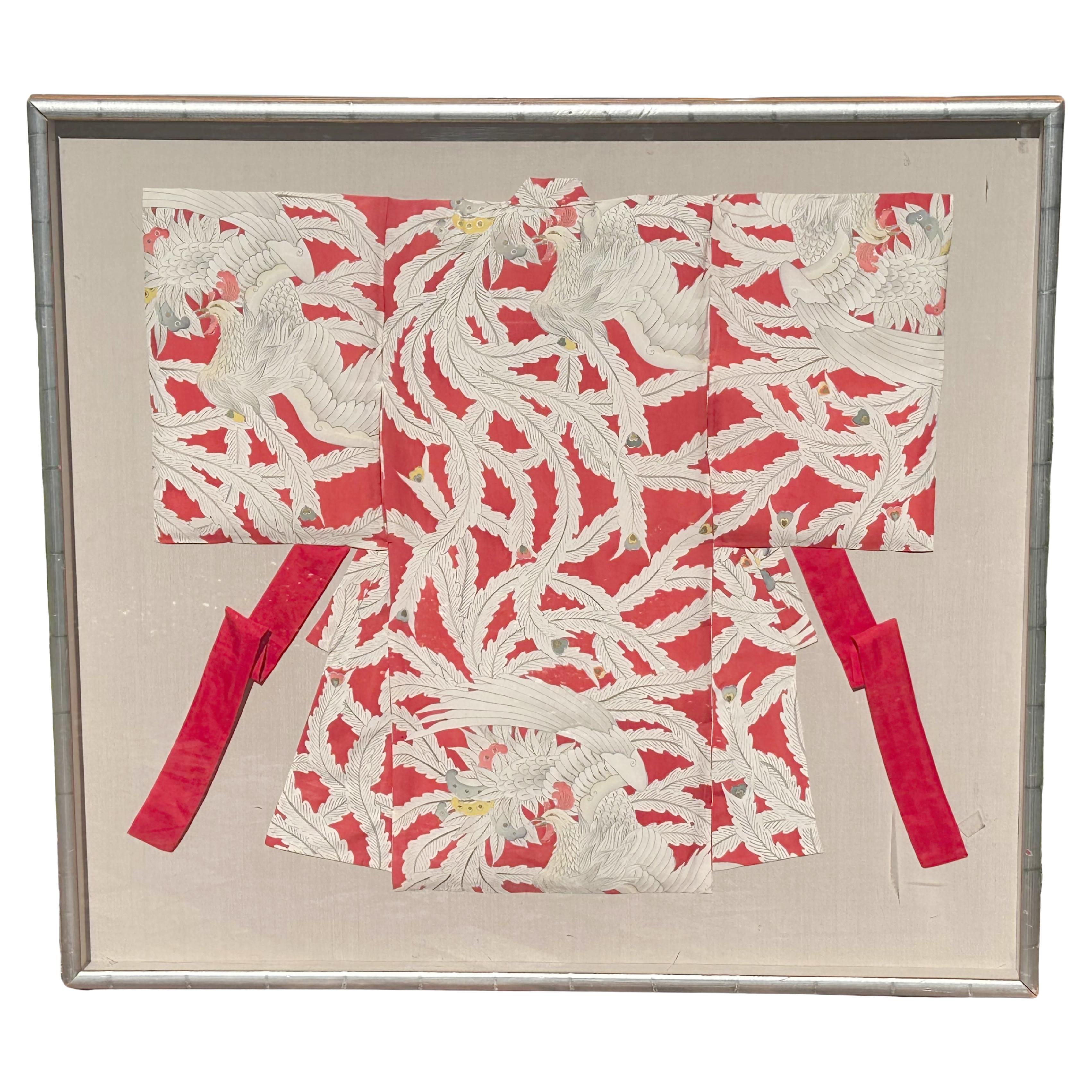 Kimono antico per bambini con motivi di fagiani, incorniciato e di colore rosso e bianco