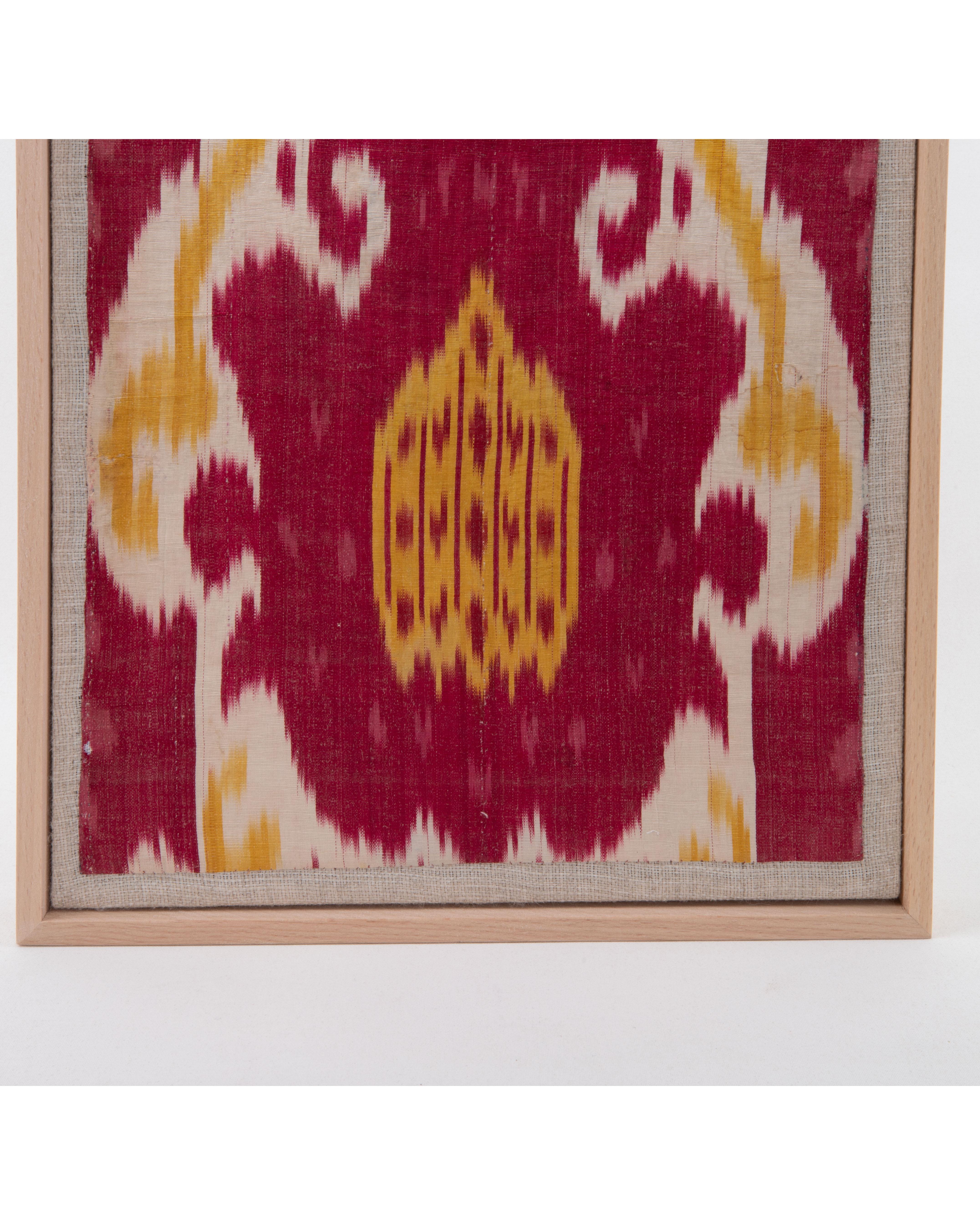 Gerahmtes antikes Ikat-Fragment aus Seide und Baumwolle, 19. C. (Volkskunst) im Angebot