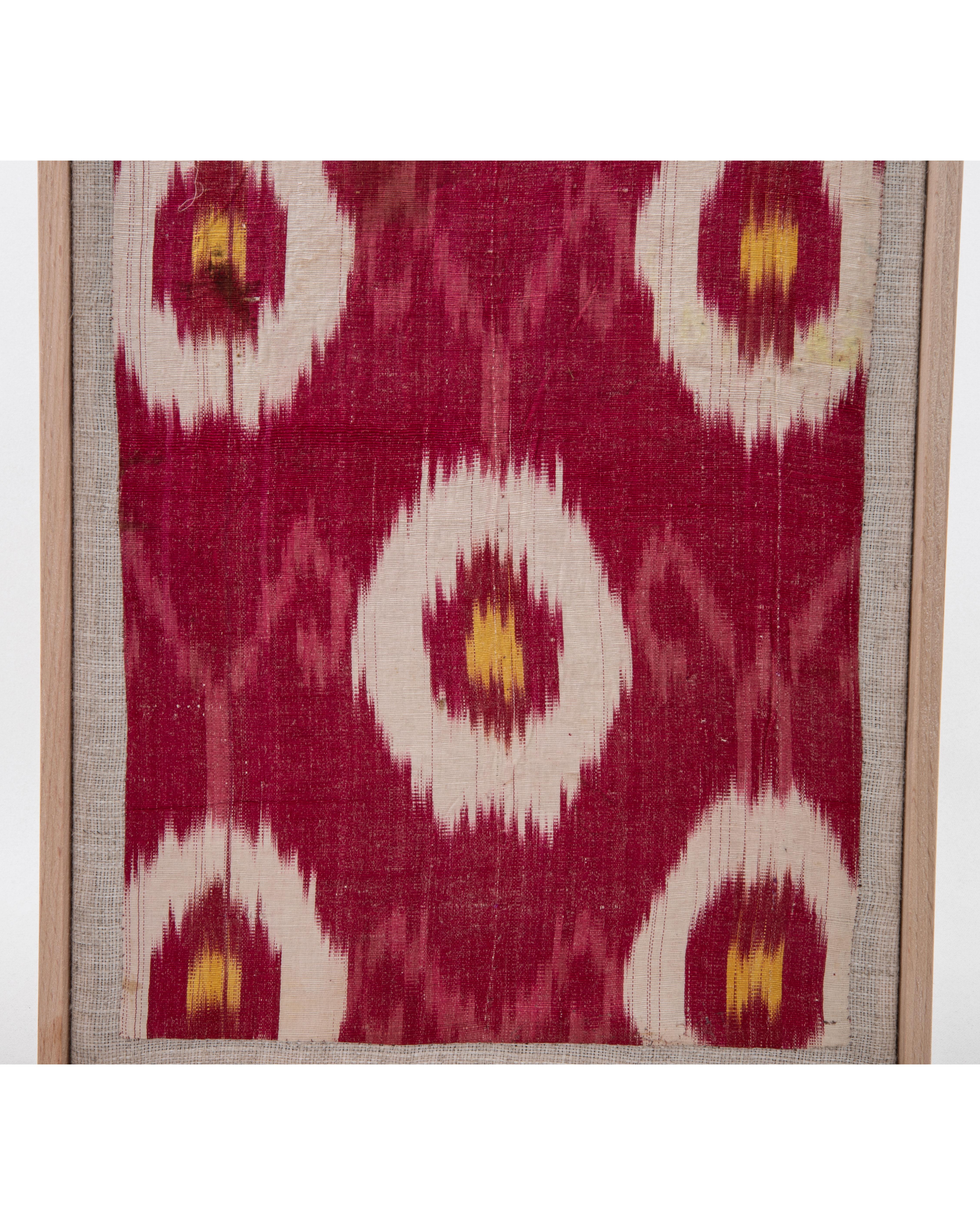 Gerahmtes antikes Ikat-Fragment aus Seide und Baumwolle, 19. C. (Usbekisch) im Angebot