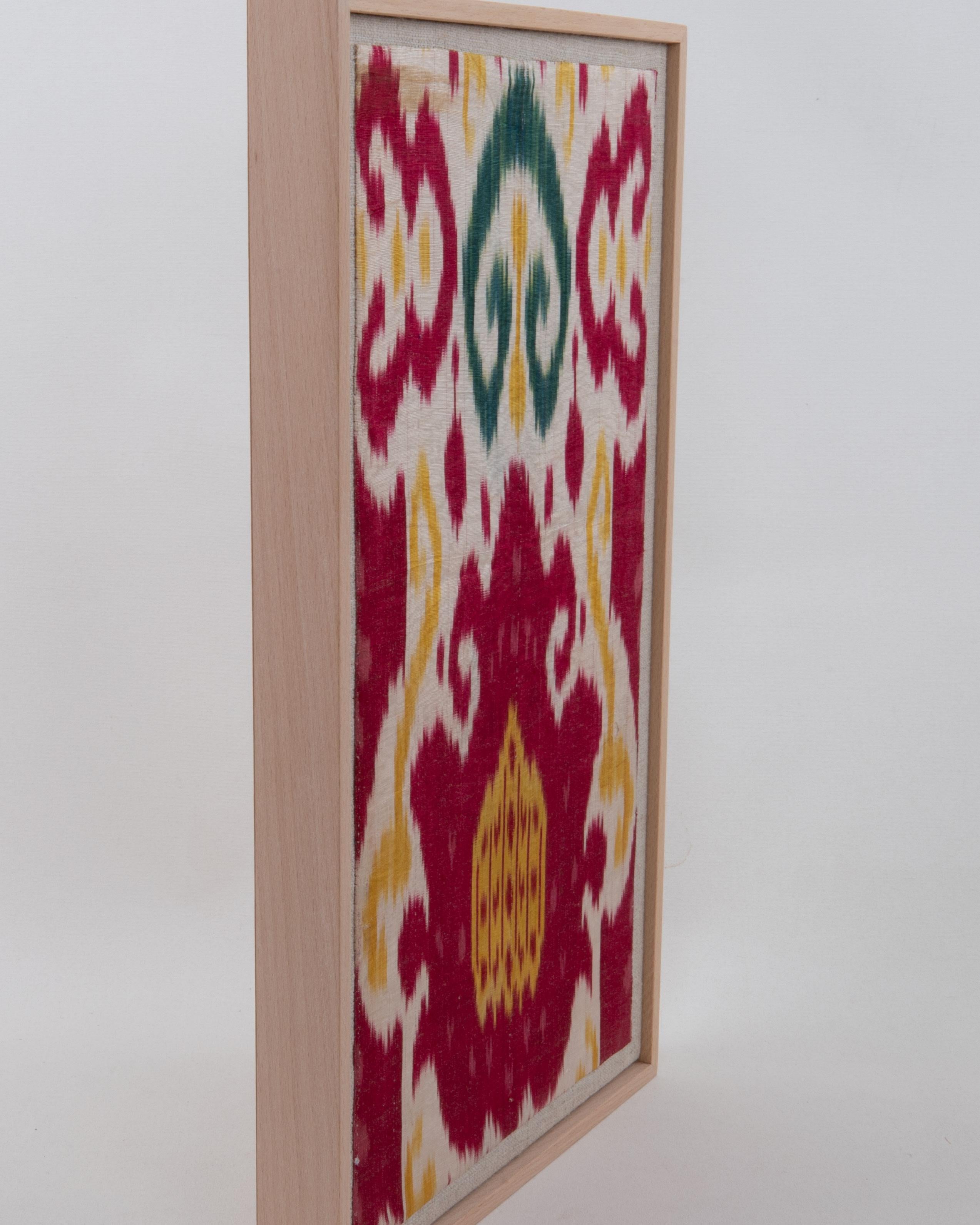 Gerahmtes antikes Ikat-Fragment aus Seide und Baumwolle, 19. C. im Zustand „Relativ gut“ im Angebot in Istanbul, TR