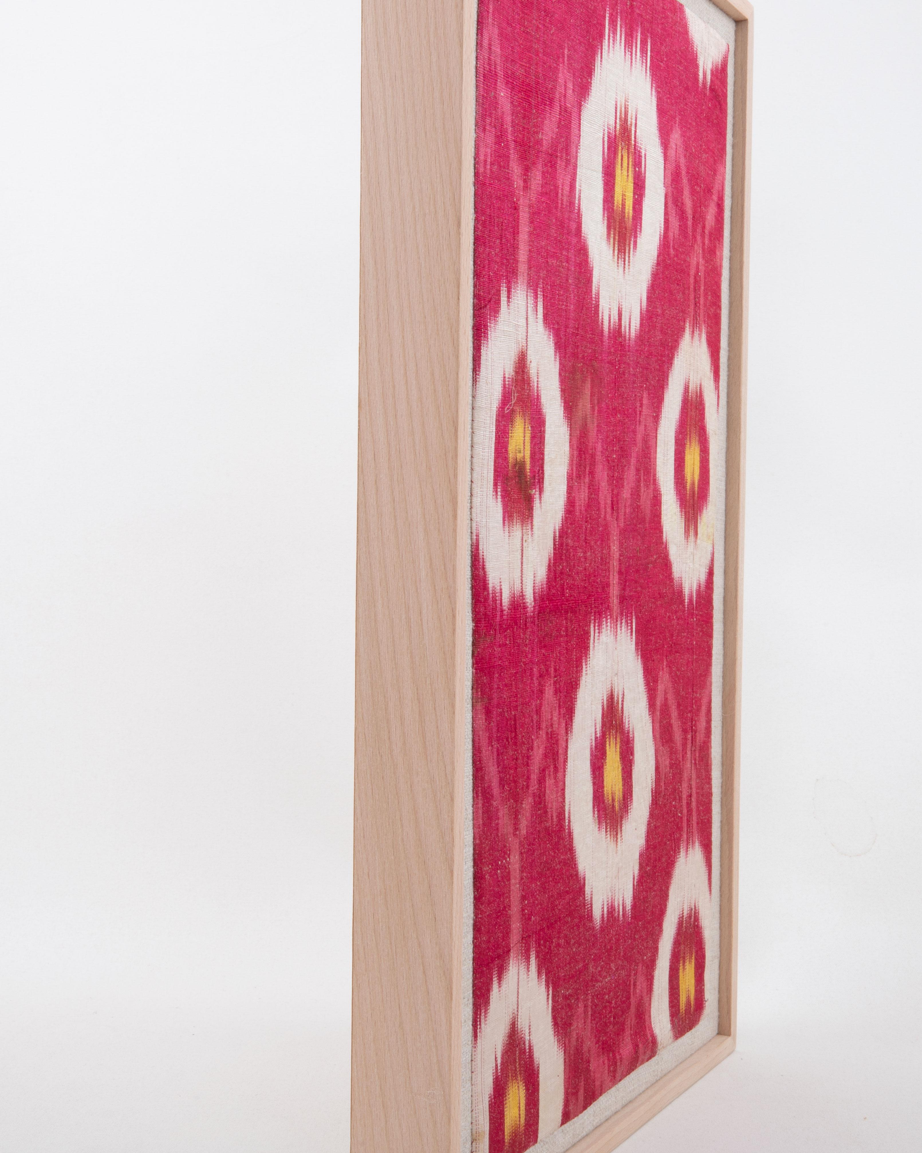 Gerahmtes antikes Ikat-Fragment aus Seide und Baumwolle, 19. C. im Zustand „Relativ gut“ im Angebot in Istanbul, TR