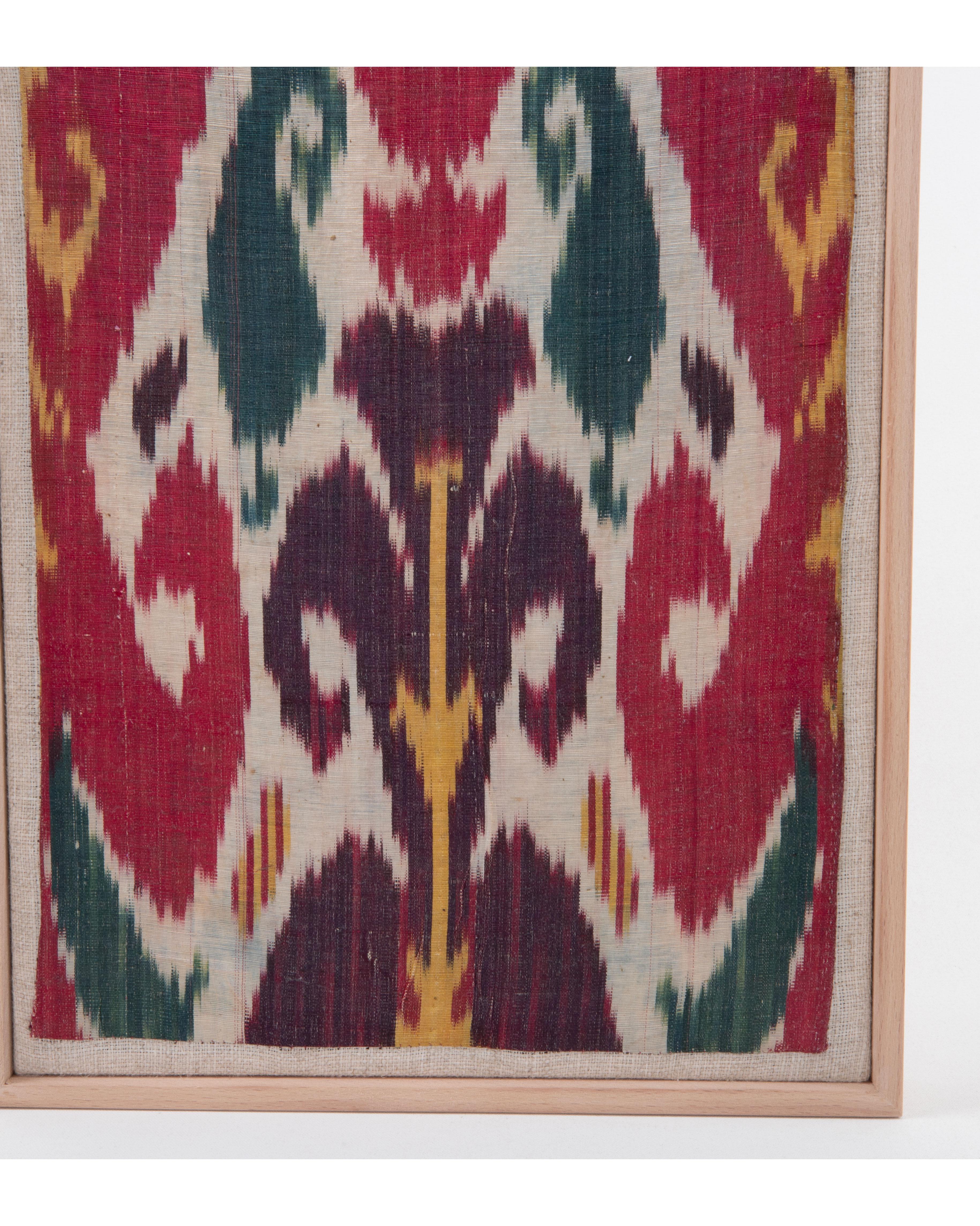 Framed Antique Silk and Cotton Ikat Fragment, 19th C. im Zustand „Relativ gut“ im Angebot in Istanbul, TR
