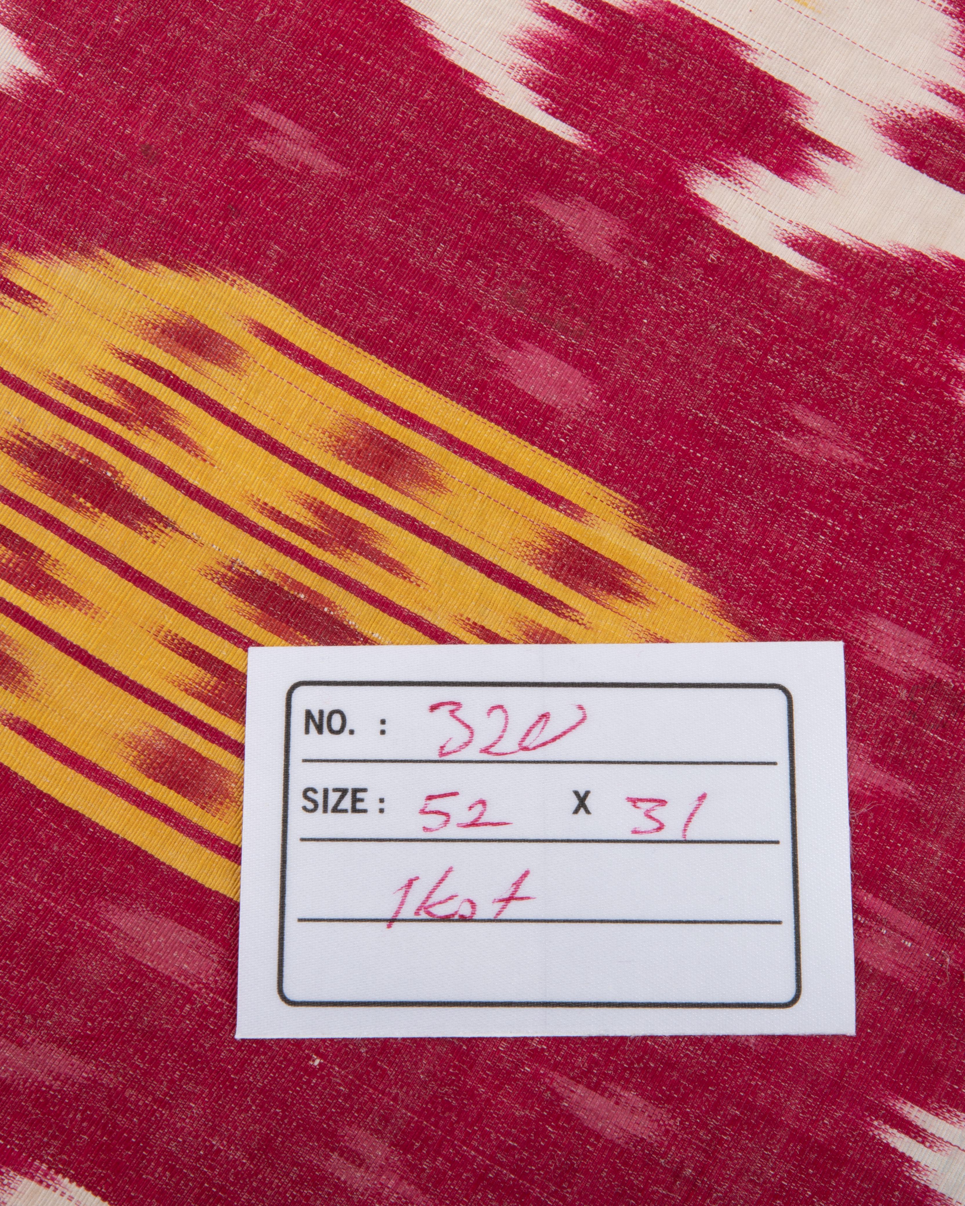 Gerahmtes antikes Ikat-Fragment aus Seide und Baumwolle, 19. C. im Angebot 1