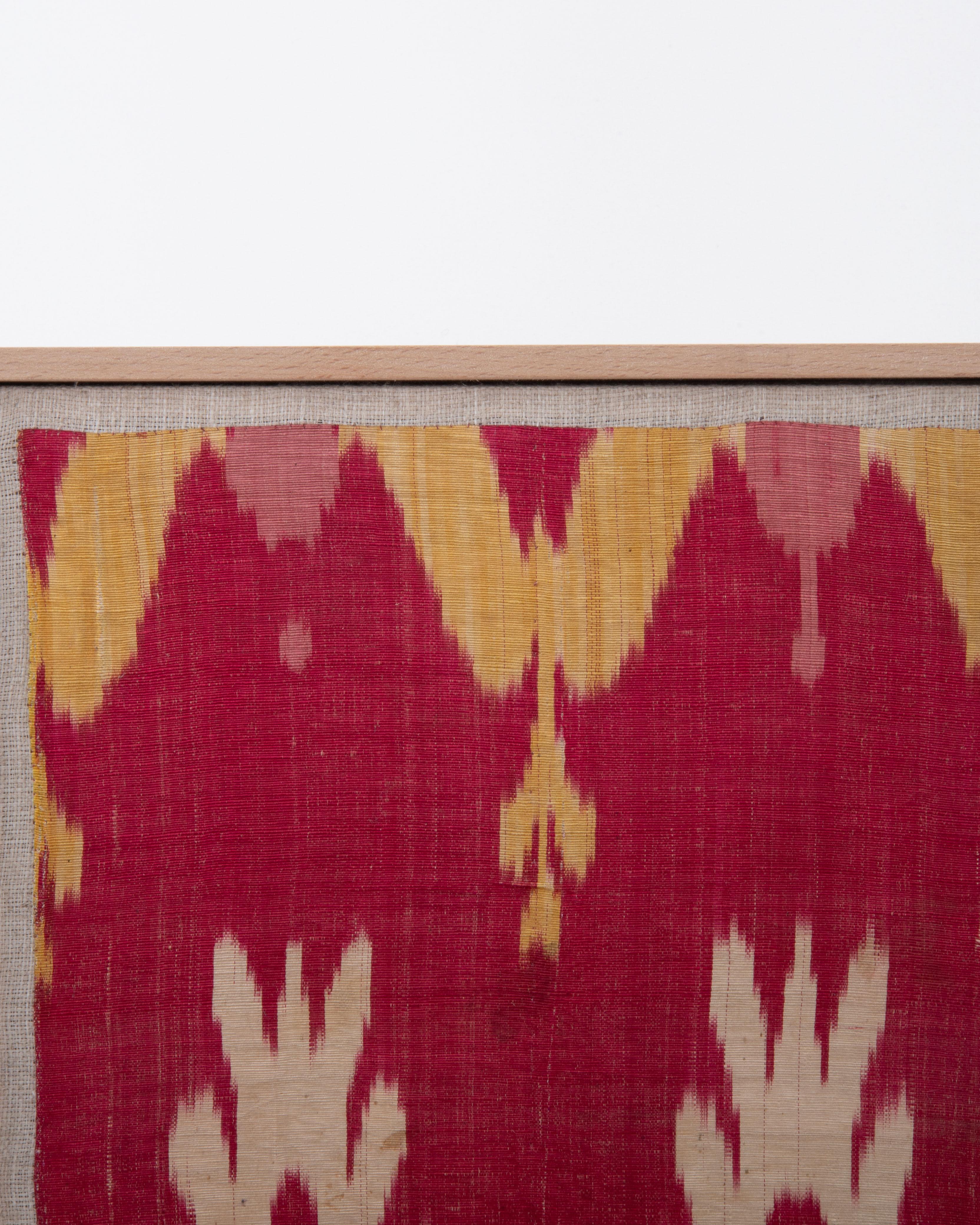 Artisanat Fragment d'Ikat antique en soie et coton encadré, Ouzbékistan en vente