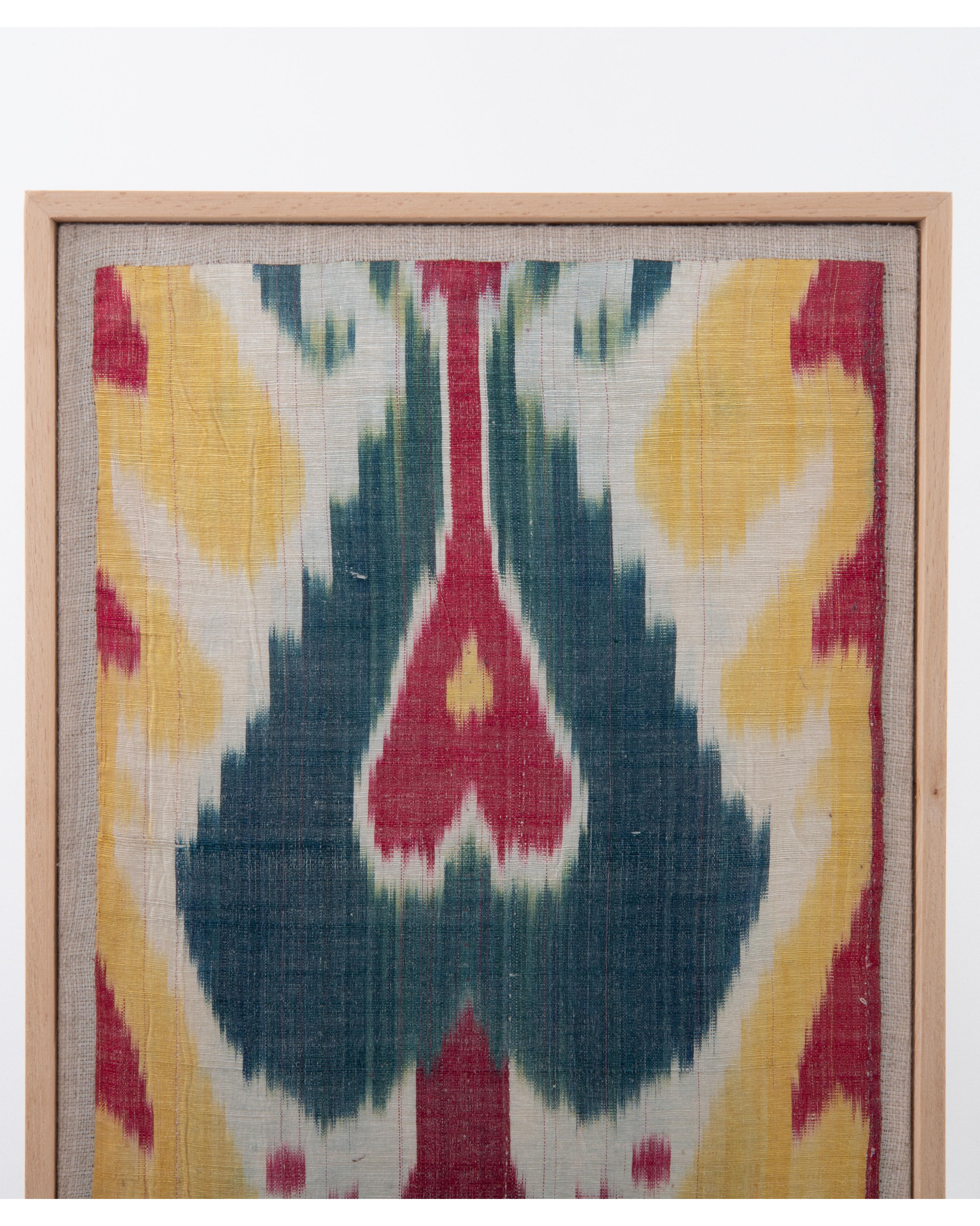 Artisanat Fragment d'Ikat antique en soie et coton encadré, Ouzbékistan en vente