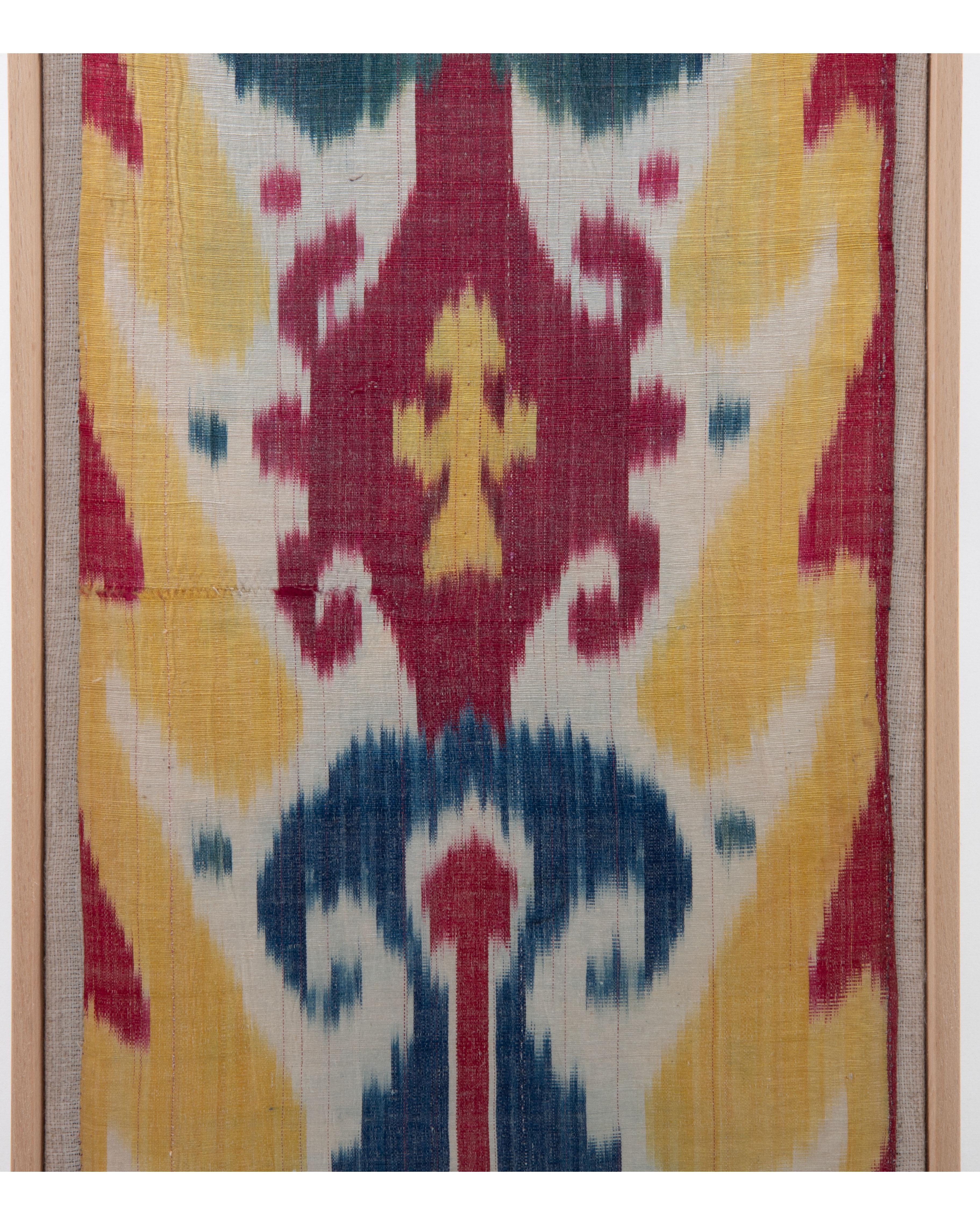 Ouzbek Fragment d'Ikat antique en soie et coton encadré, Ouzbékistan en vente