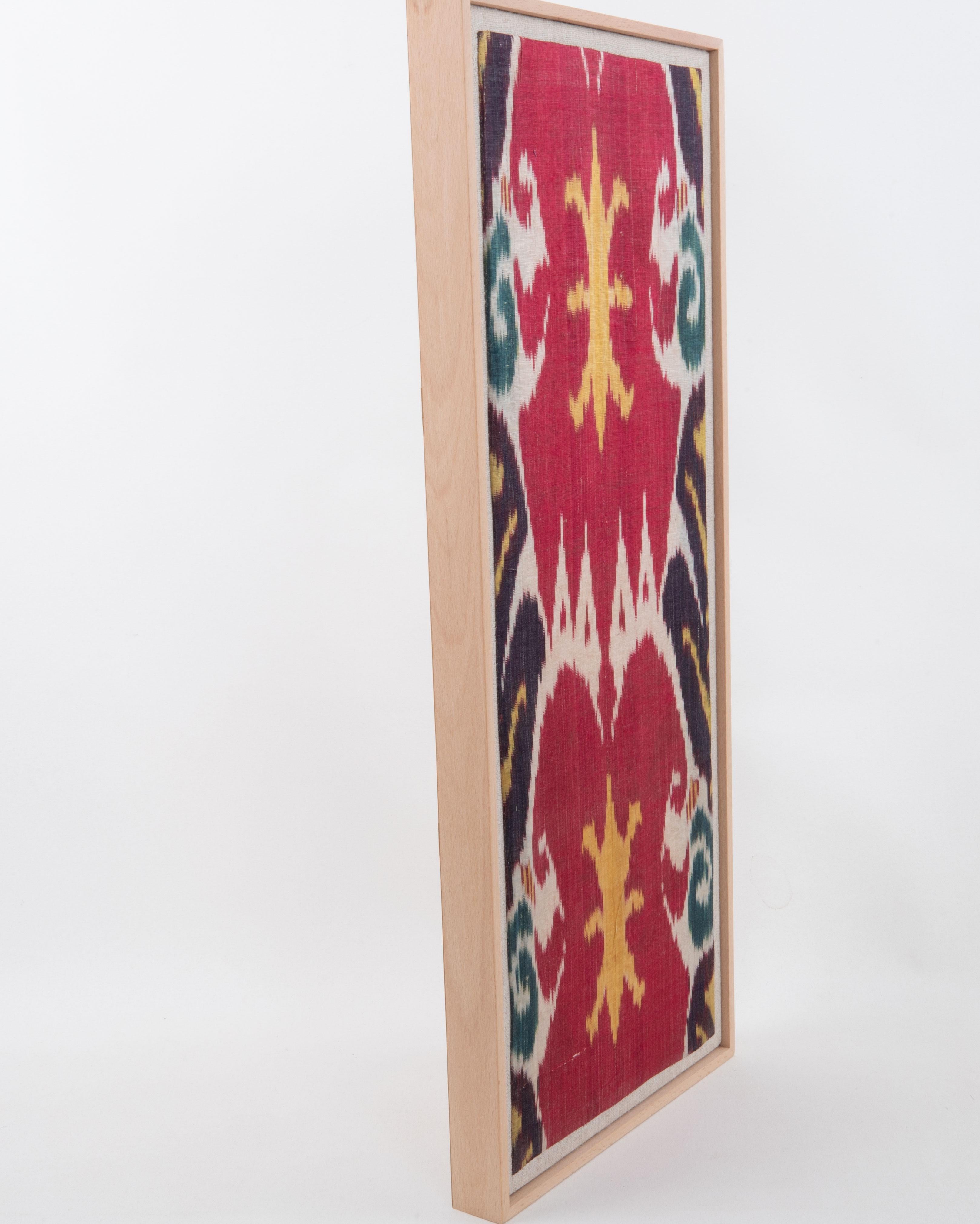 Fragmento antiguo de ikat de seda y algodón enmarcado, Uzbekistán Ikat en venta
