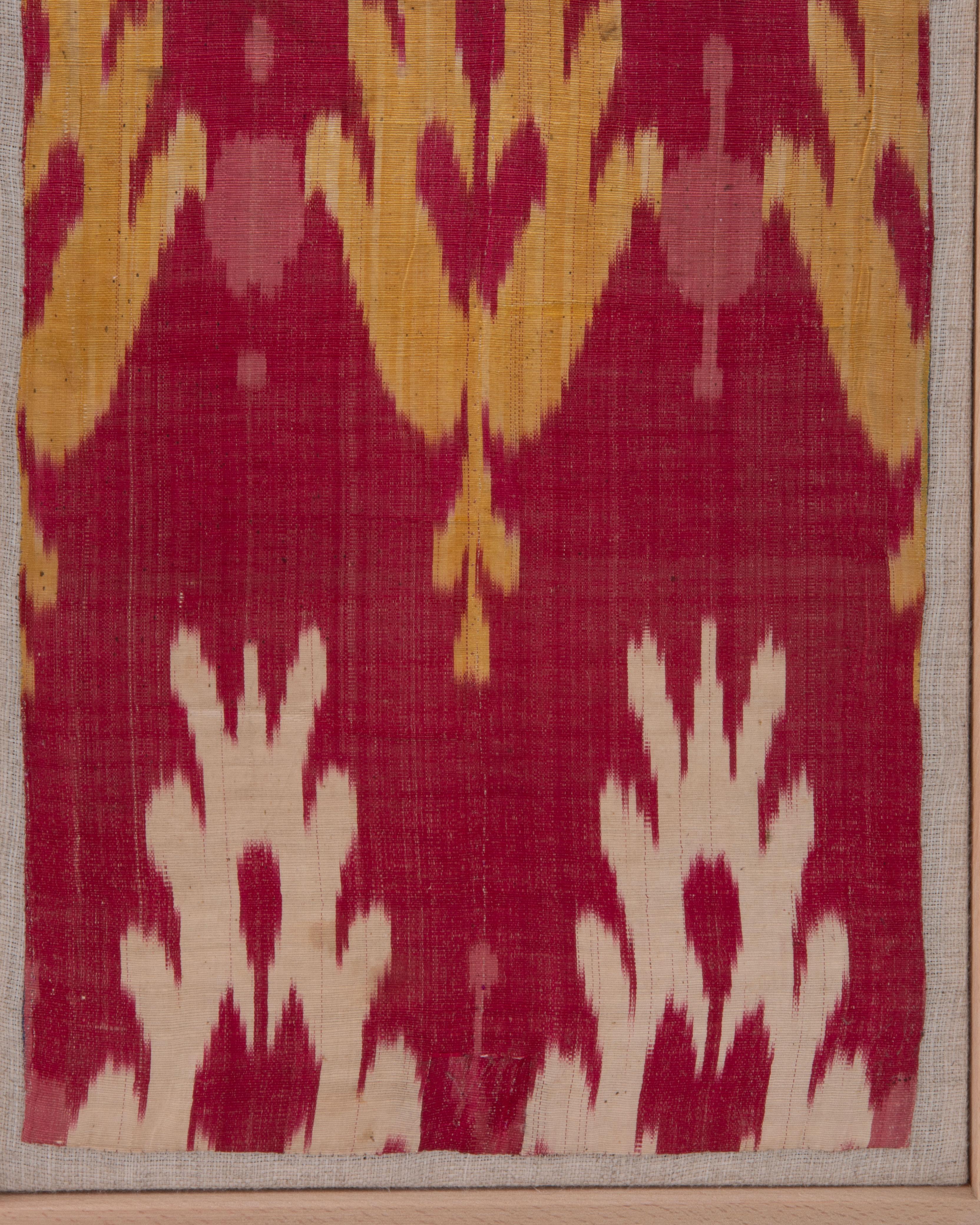 Fragment d'Ikat antique en soie et coton encadré, Ouzbékistan État moyen - En vente à Istanbul, TR