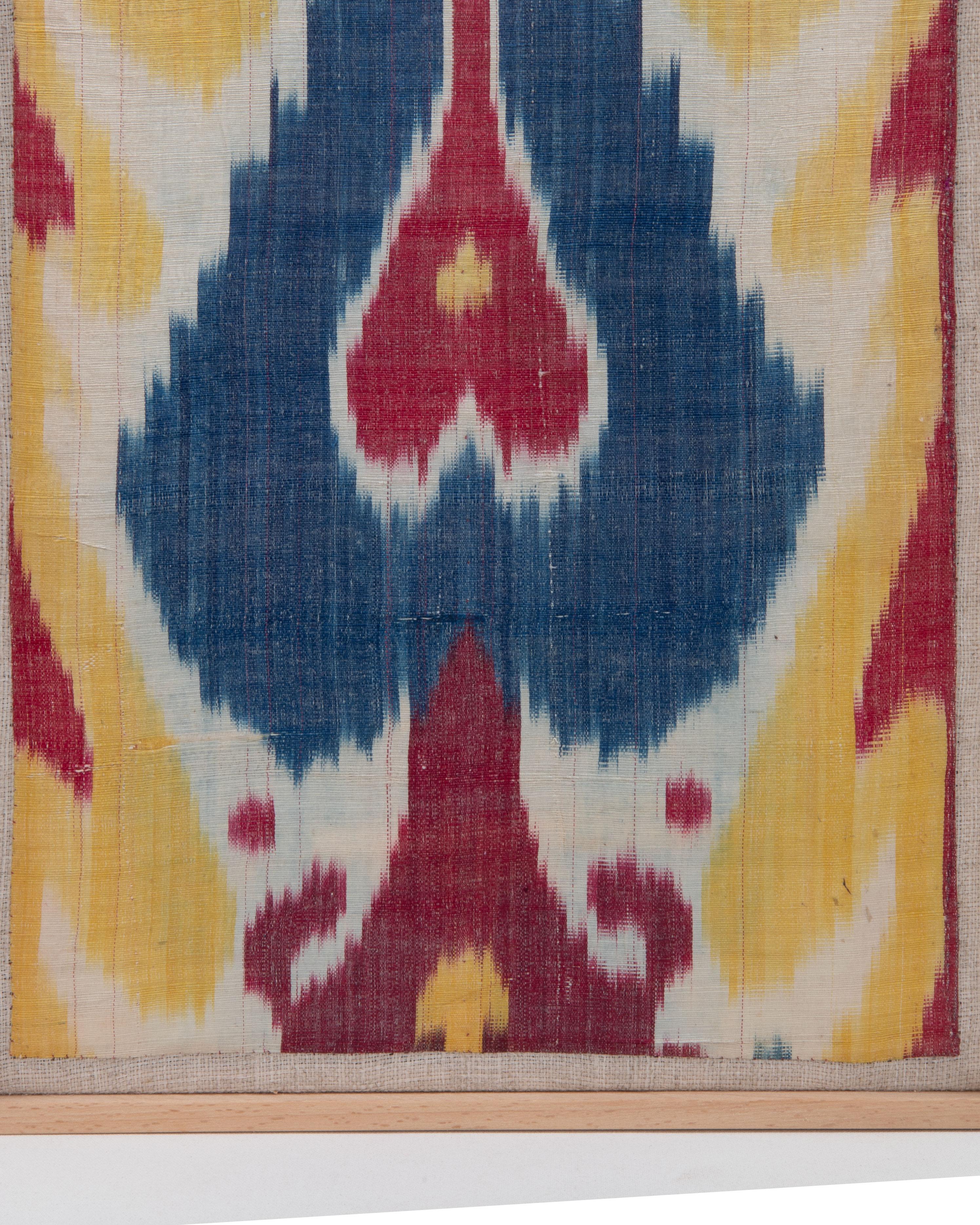 Fragment d'Ikat antique en soie et coton encadré, Ouzbékistan Bon état - En vente à Istanbul, TR