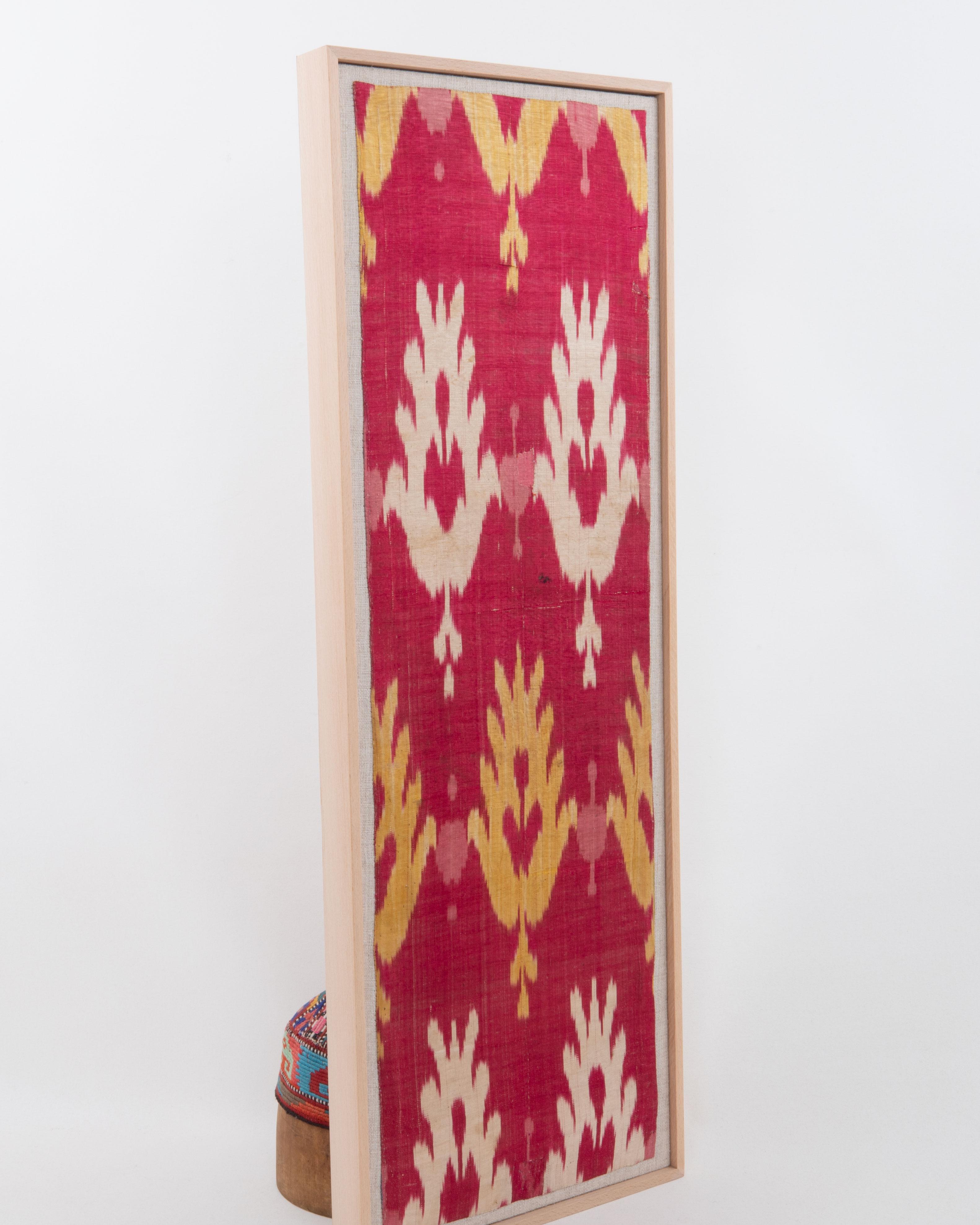 XIXe siècle Fragment d'Ikat antique en soie et coton encadré, Ouzbékistan en vente
