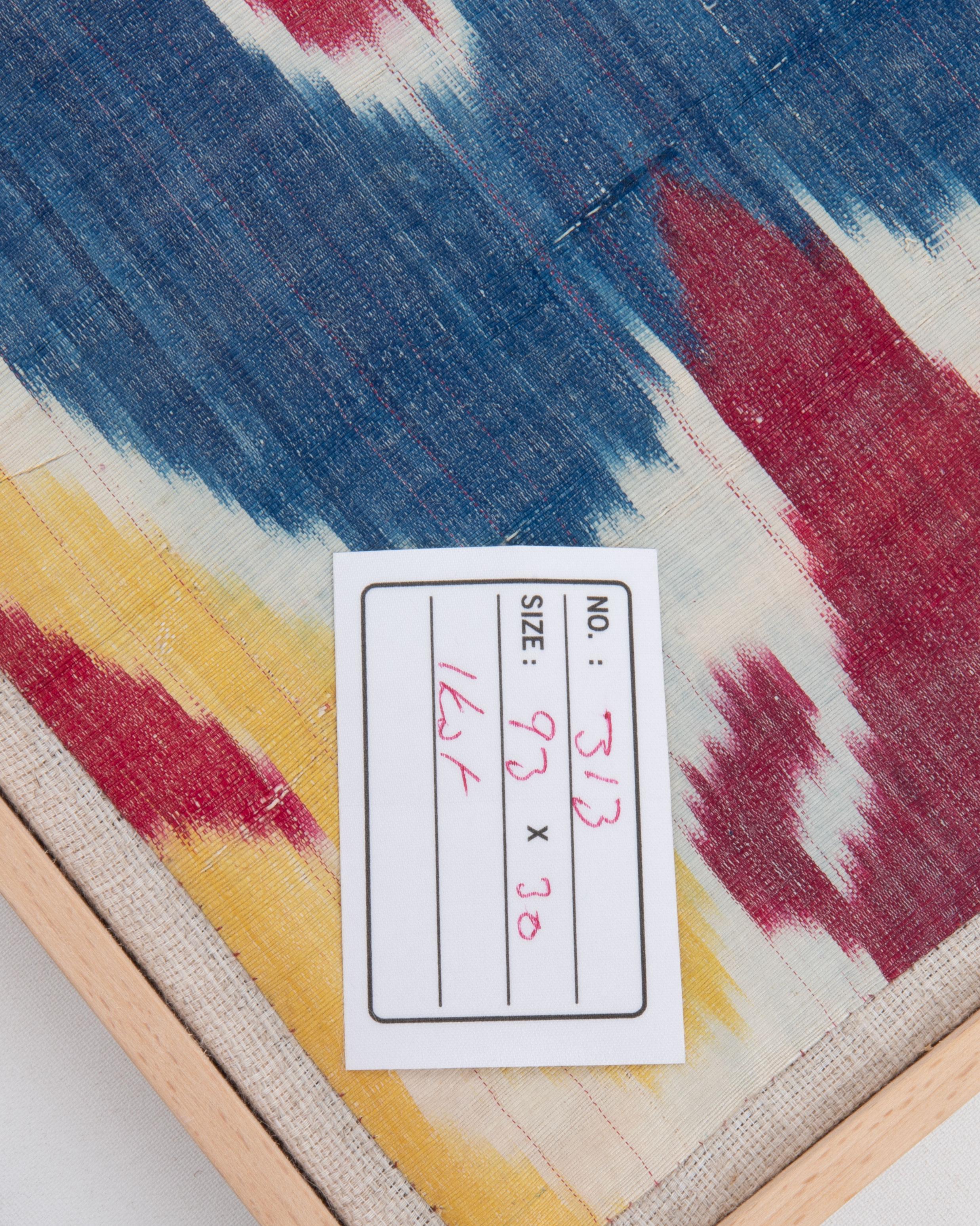 Soie Fragment d'Ikat antique en soie et coton encadré, Ouzbékistan en vente