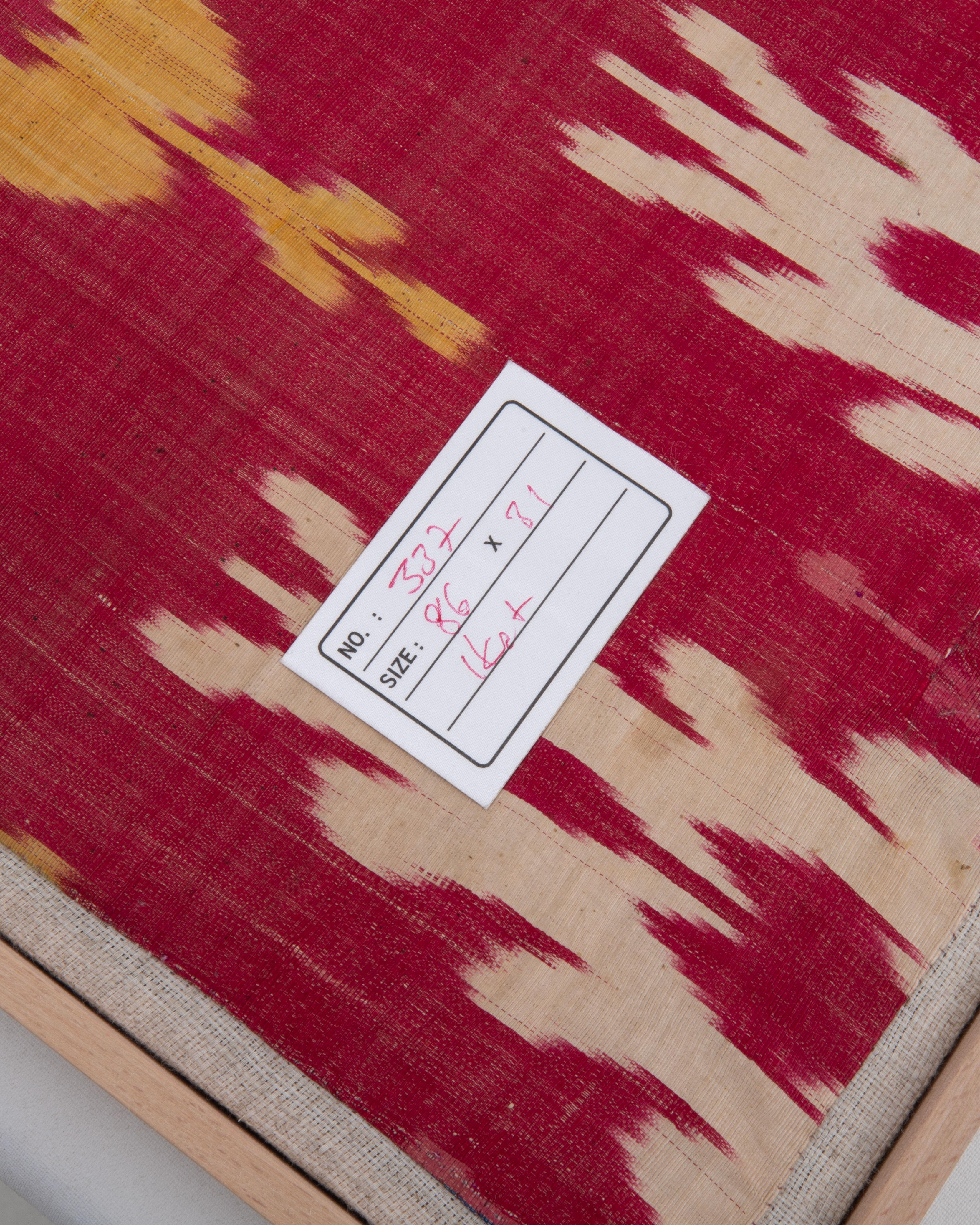 Fragment d'Ikat antique en soie et coton encadré, Ouzbékistan en vente 1