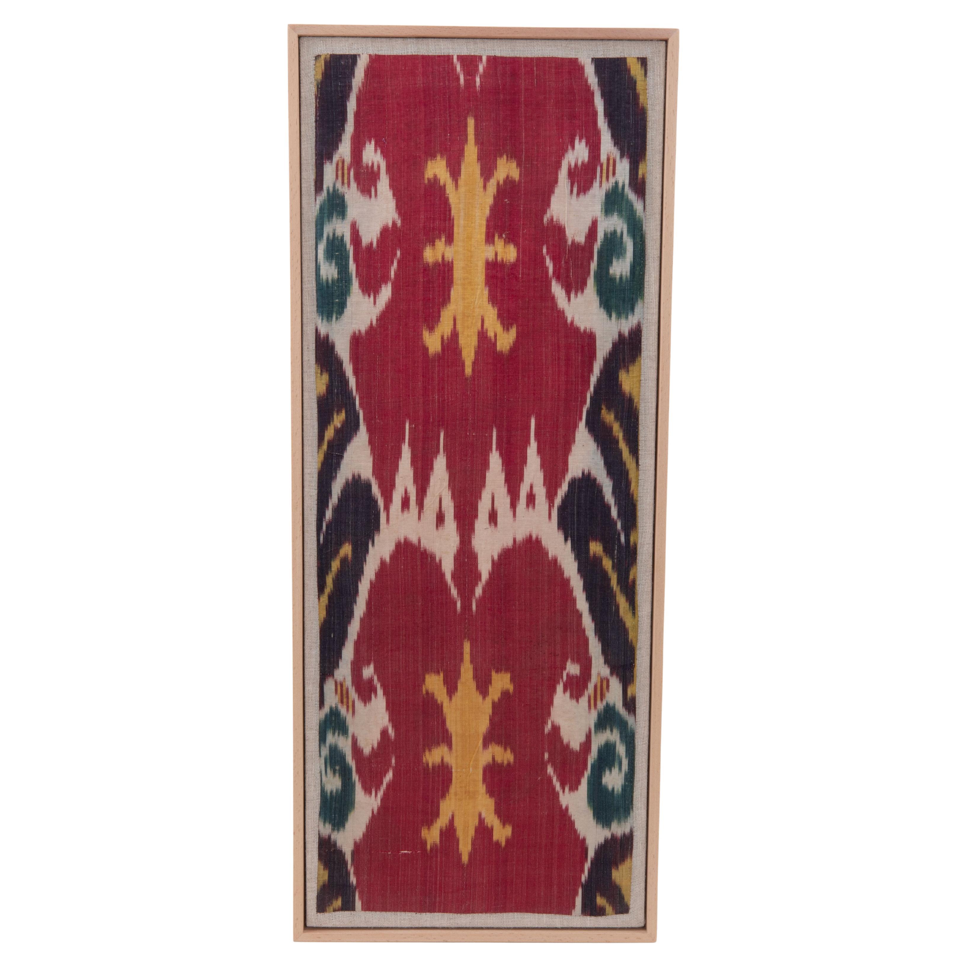 Fragmento antiguo de ikat de seda y algodón enmarcado, Uzbekistán en venta