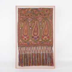 Antico scialle di Delhi ricamato in seta con cornice, inizio del XX secolo.