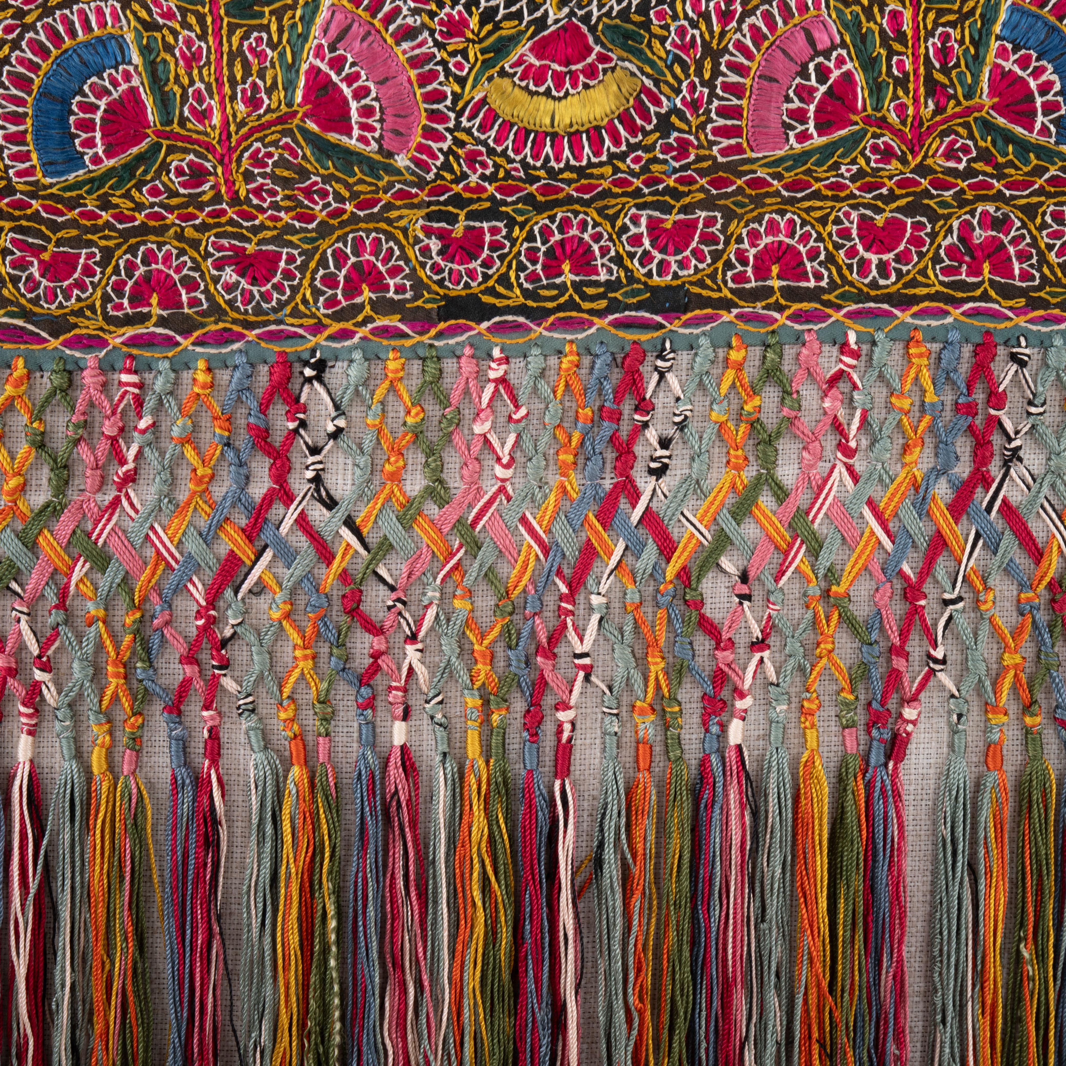 Framed Antique silk Embroidered Delhi Shawl Half, early 20th Century. In Fair Condition For Sale In Istanbul, TR