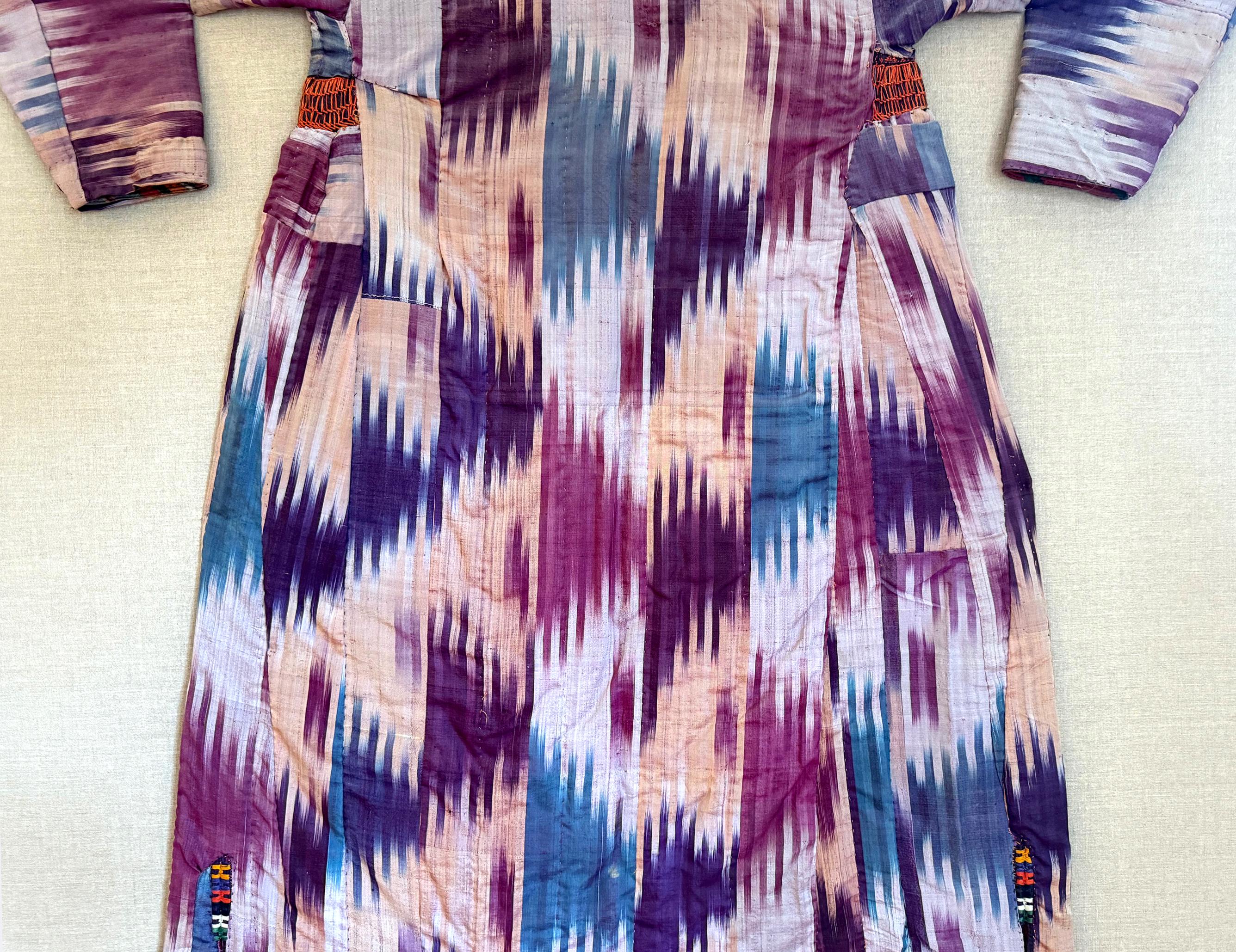 Gerahmte antike Seide Ikat Chapan Robe Zentralasien mit Provenienz im Angebot 4
