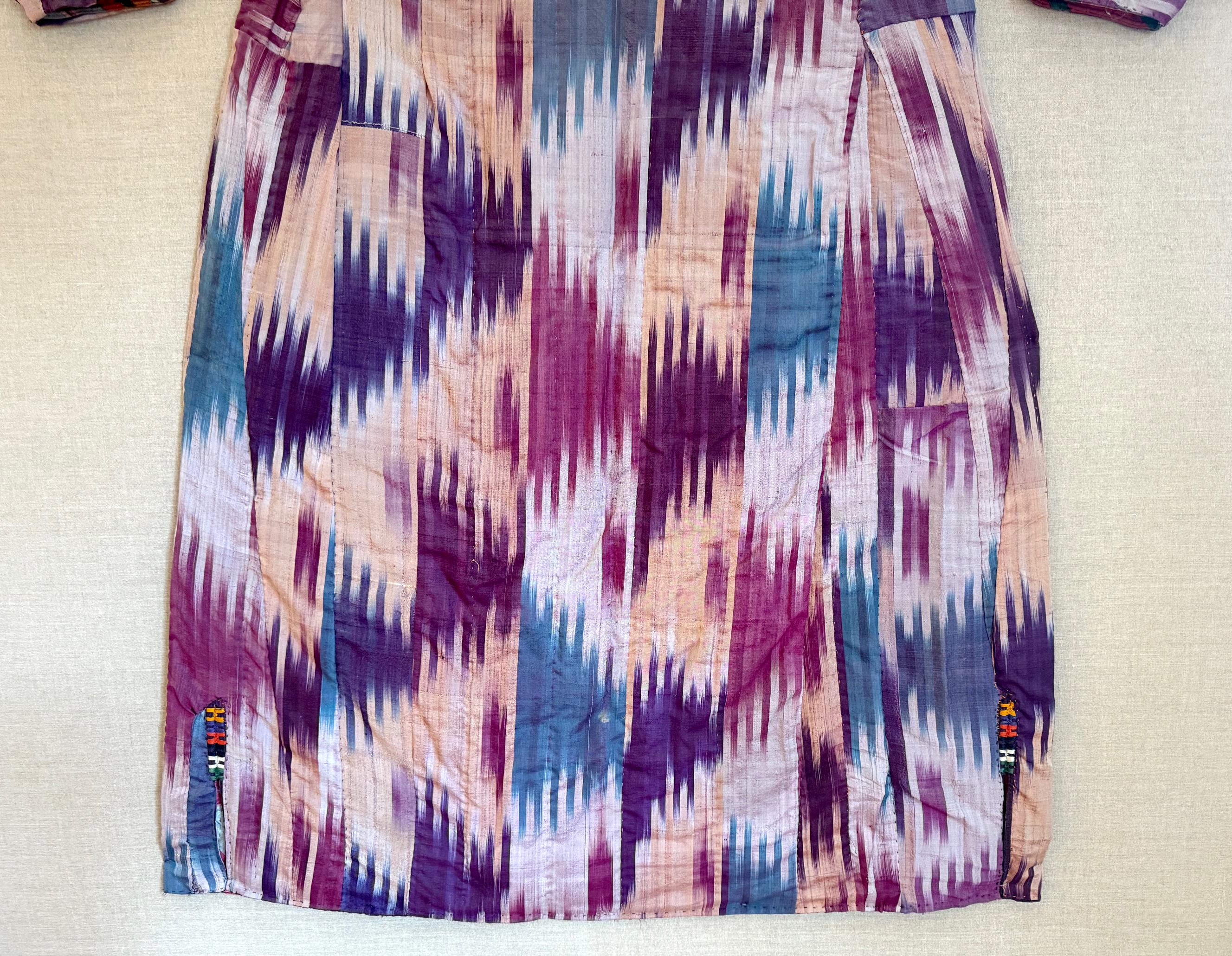 Gerahmte antike Seide Ikat Chapan Robe Zentralasien mit Provenienz im Angebot 5
