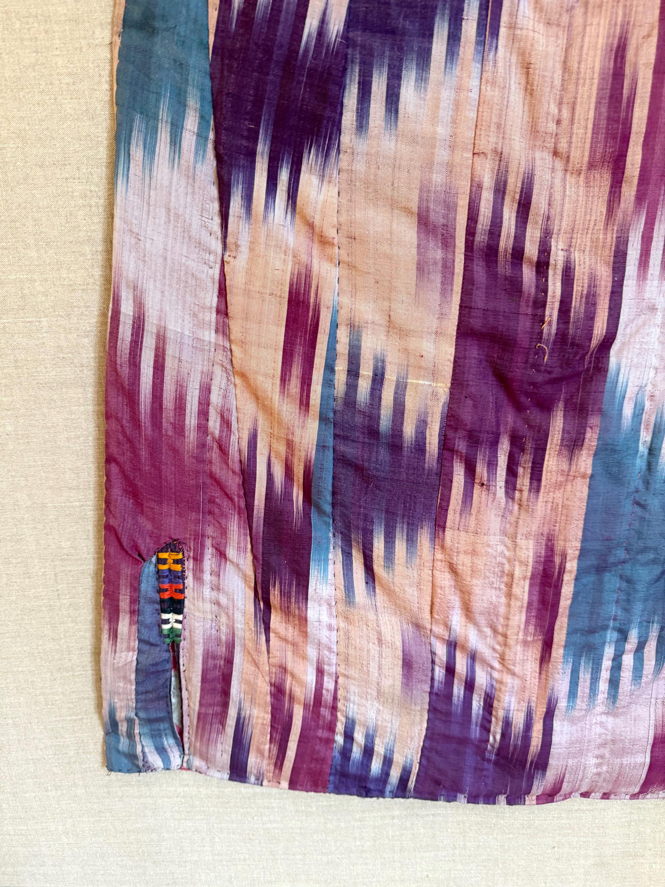 Gerahmte antike Seide Ikat Chapan Robe Zentralasien mit Provenienz im Angebot 6