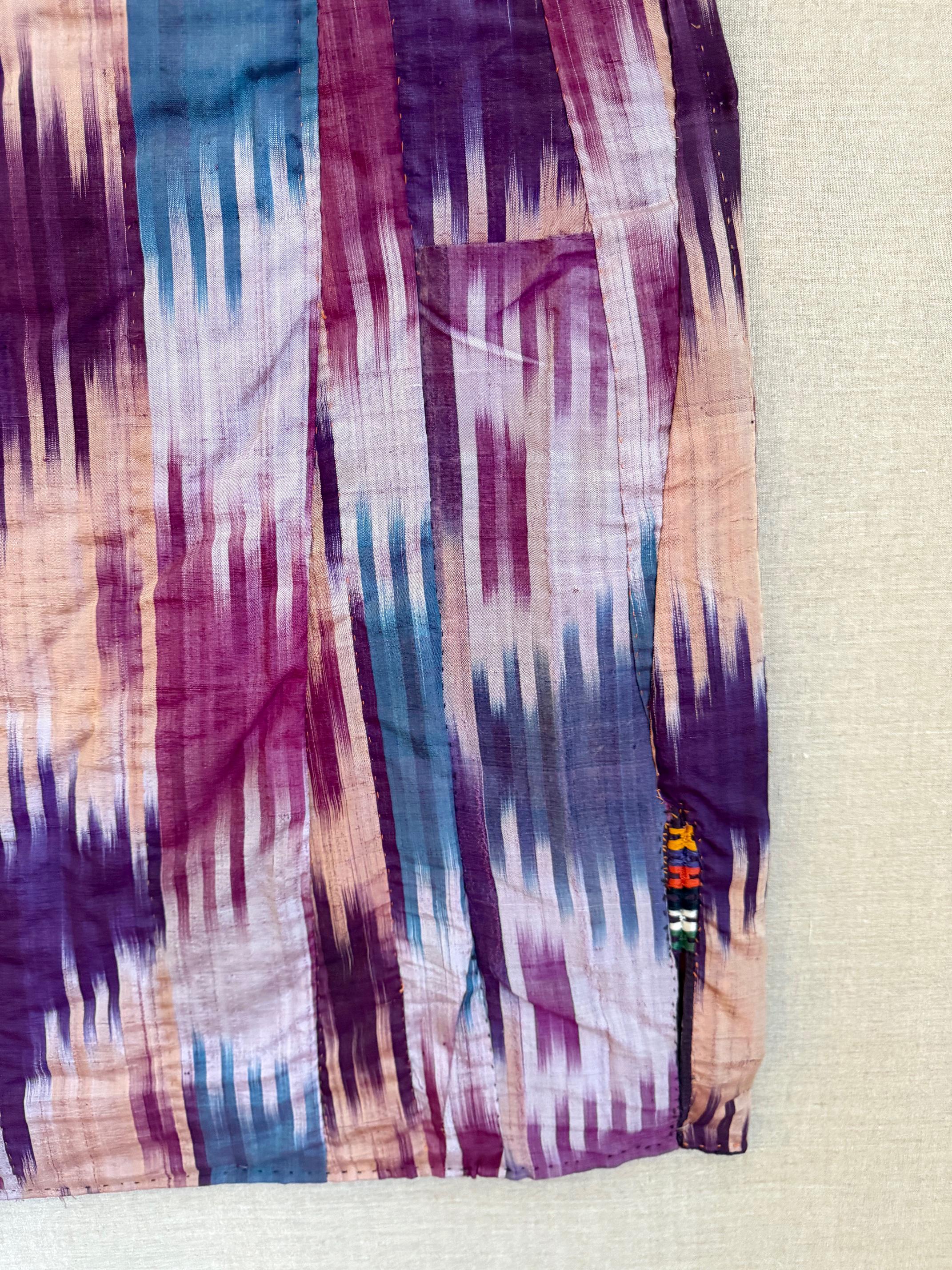 Gerahmte antike Seide Ikat Chapan Robe Zentralasien mit Provenienz im Angebot 7