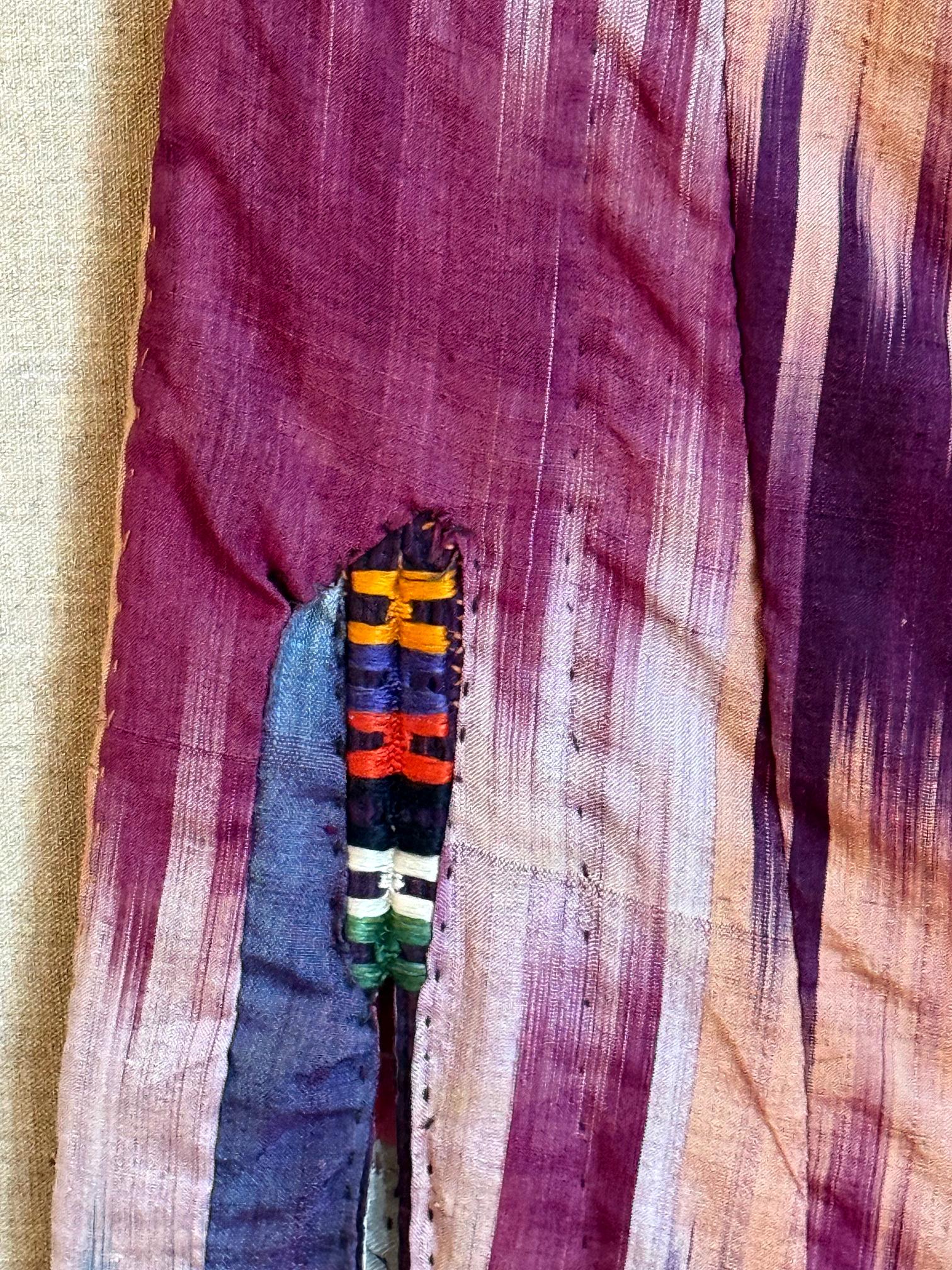 Gerahmte antike Seide Ikat Chapan Robe Zentralasien mit Provenienz im Angebot 9