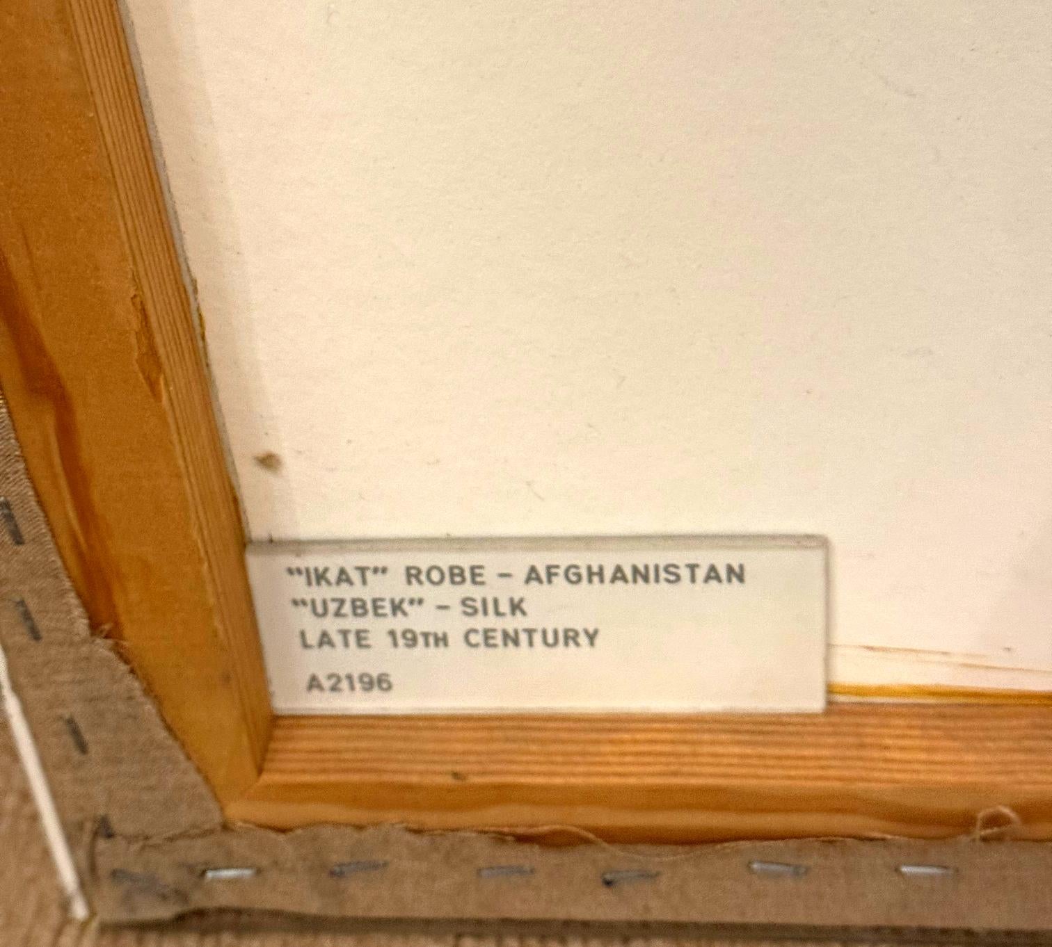 Gerahmte antike Seide Ikat Chapan Robe Zentralasien mit Provenienz im Angebot 12