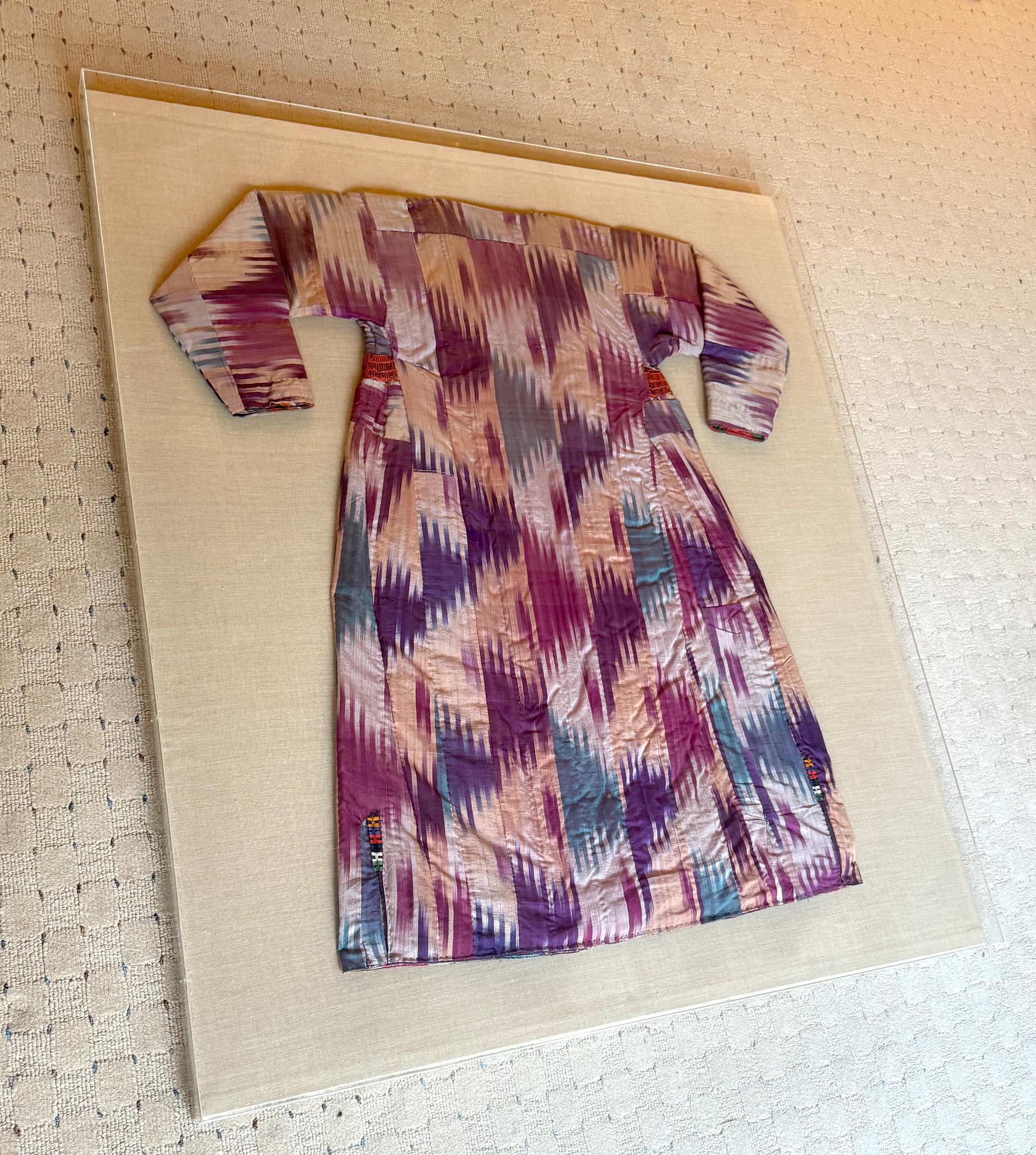Gerahmte antike Seide Ikat Chapan Robe Zentralasien mit Provenienz (Stammeskunst) im Angebot