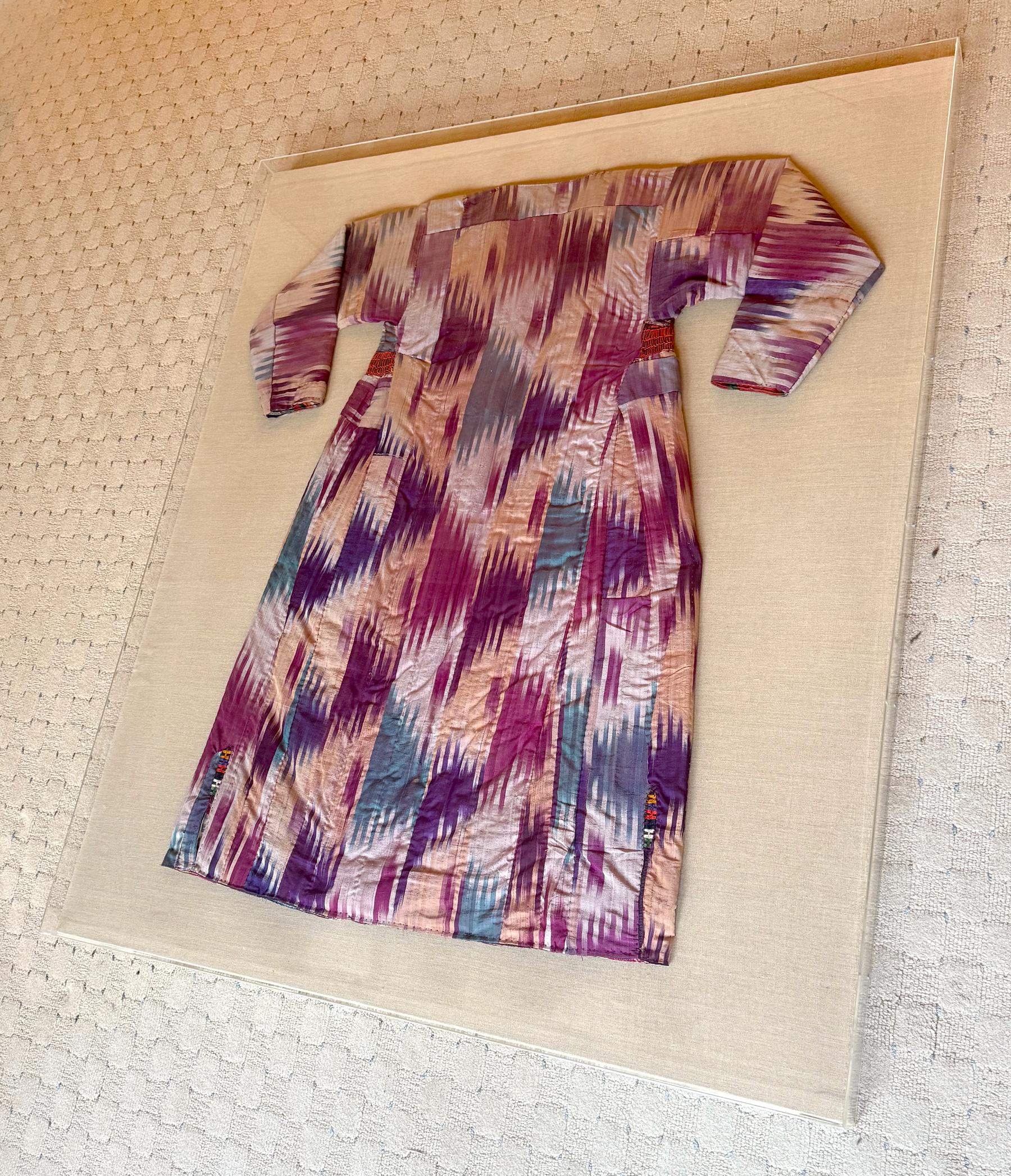 Gerahmte antike Seide Ikat Chapan Robe Zentralasien mit Provenienz (Afghanisch) im Angebot