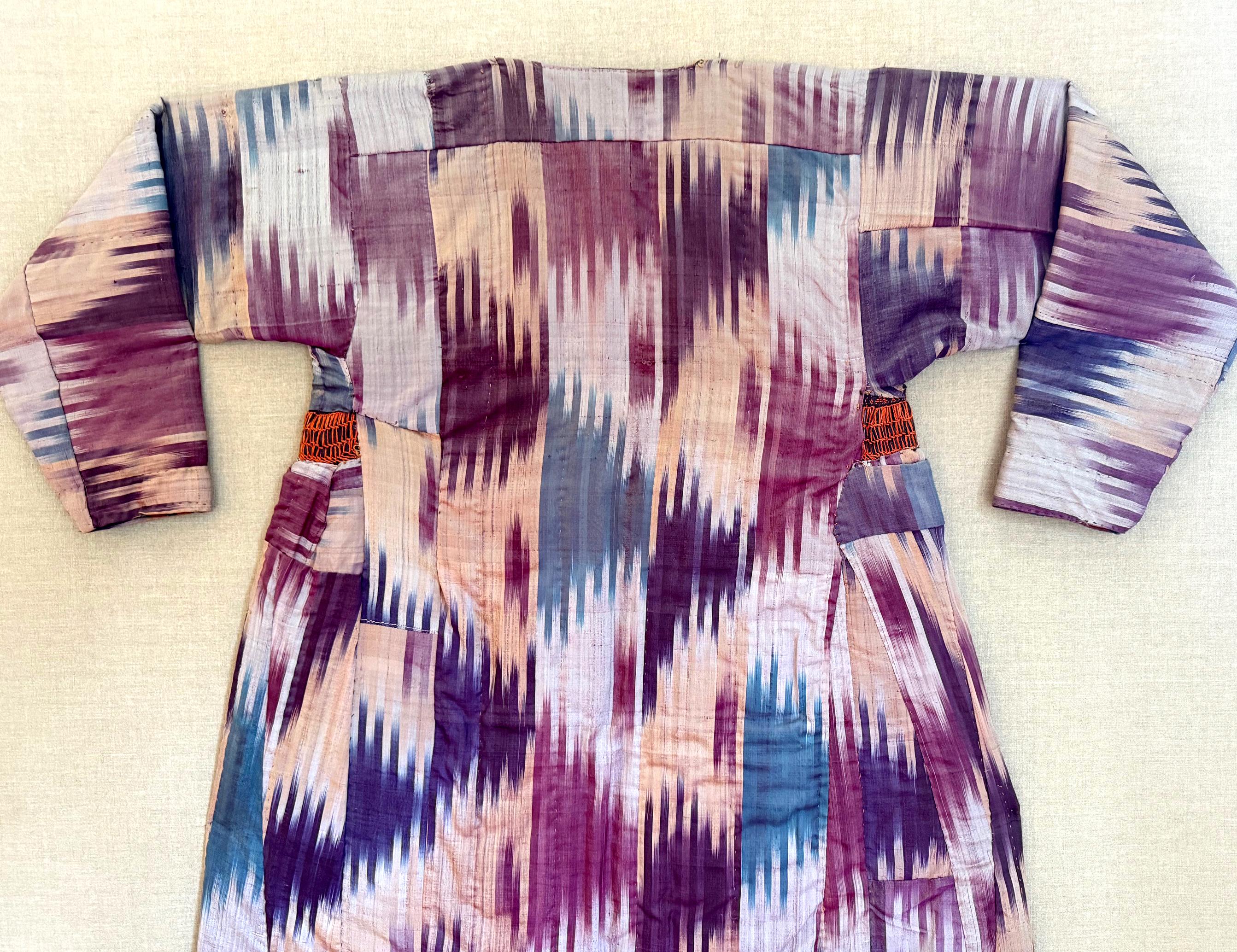 Gerahmte antike Seide Ikat Chapan Robe Zentralasien mit Provenienz im Angebot 1
