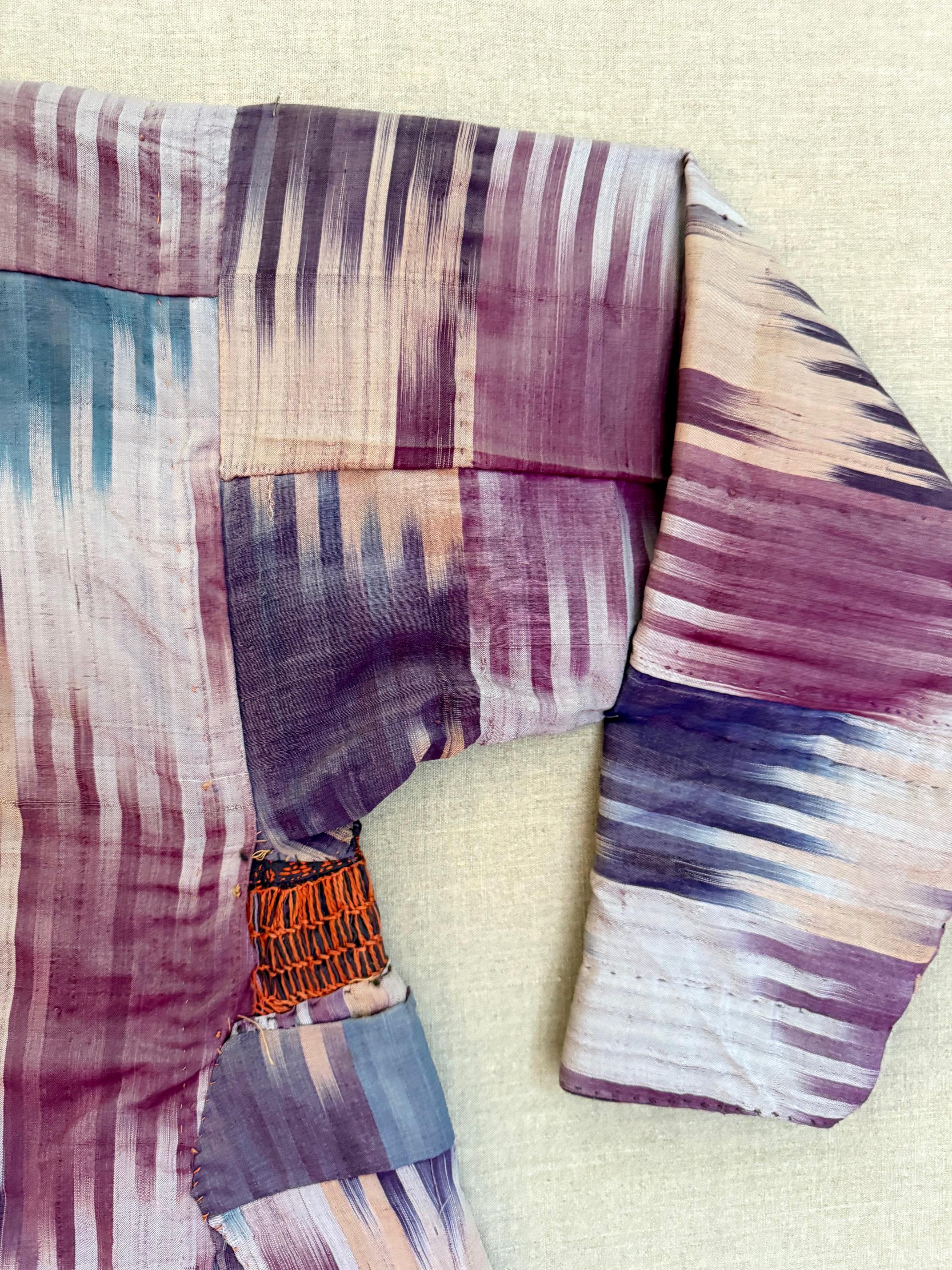 Gerahmte antike Seide Ikat Chapan Robe Zentralasien mit Provenienz im Angebot 3